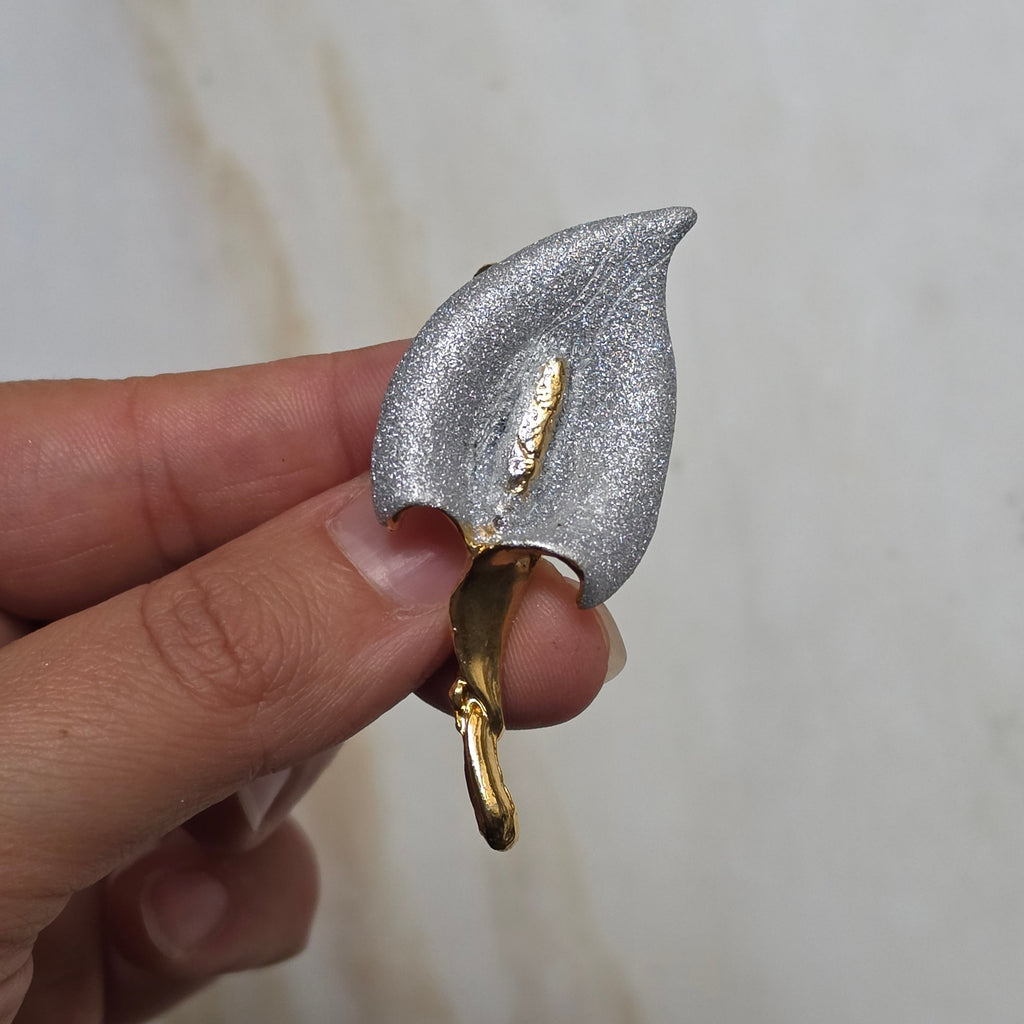 Elegante Zweifarbige Calla-Lilien-Inspirierte Brosche – Gold & Glitzer-Silber