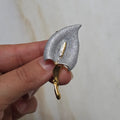 Elegante Zweifarbige Calla-Lilien-Inspirierte Brosche – Gold & Glitzer-Silber