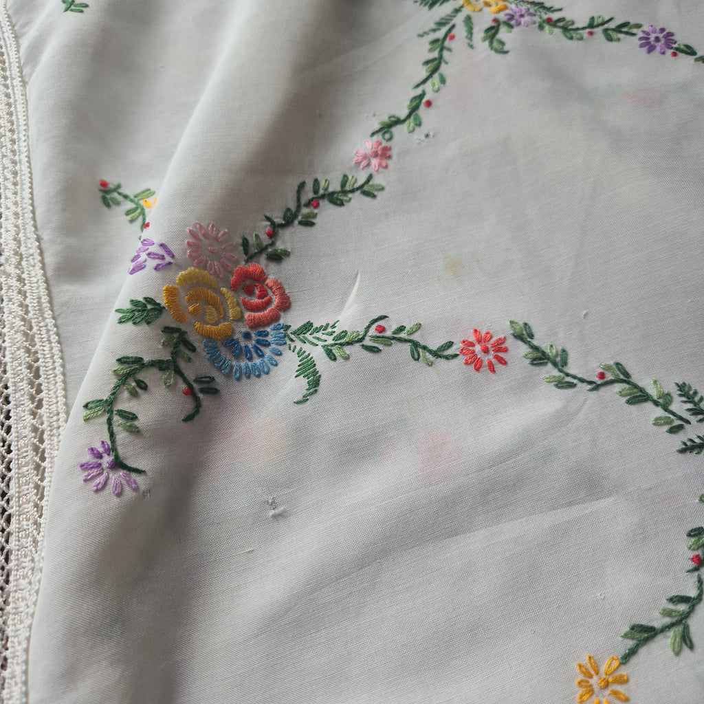 Deutsches Klaviertuch Schultertuch Vintage Antik 1950er bestickt mit Blumen Klavierschal 110x115cm weiß 🤍