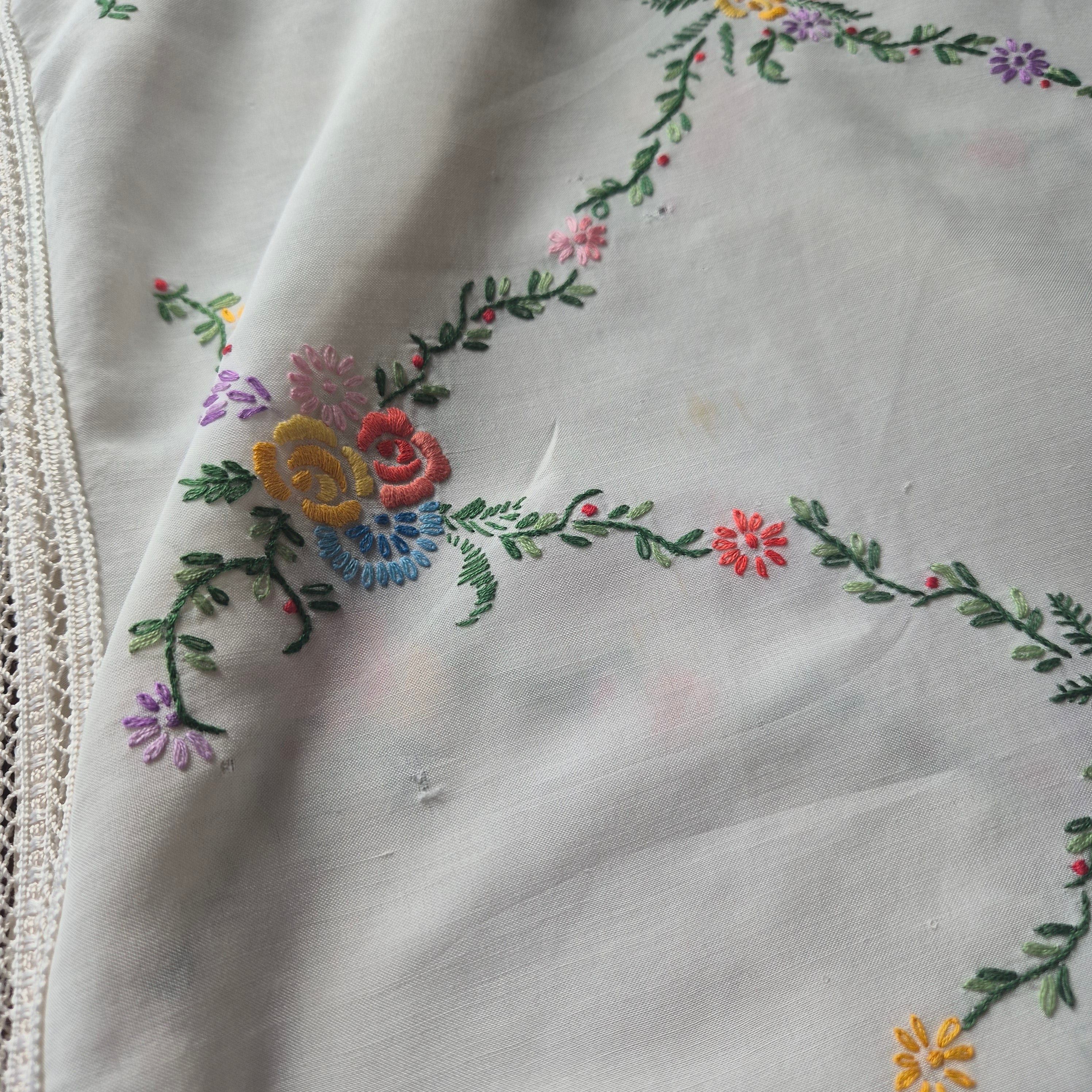Deutsches Klaviertuch Schultertuch Vintage Antik 1950er bestickt mit Blumen Klavierschal 110x115cm weiß 🤍