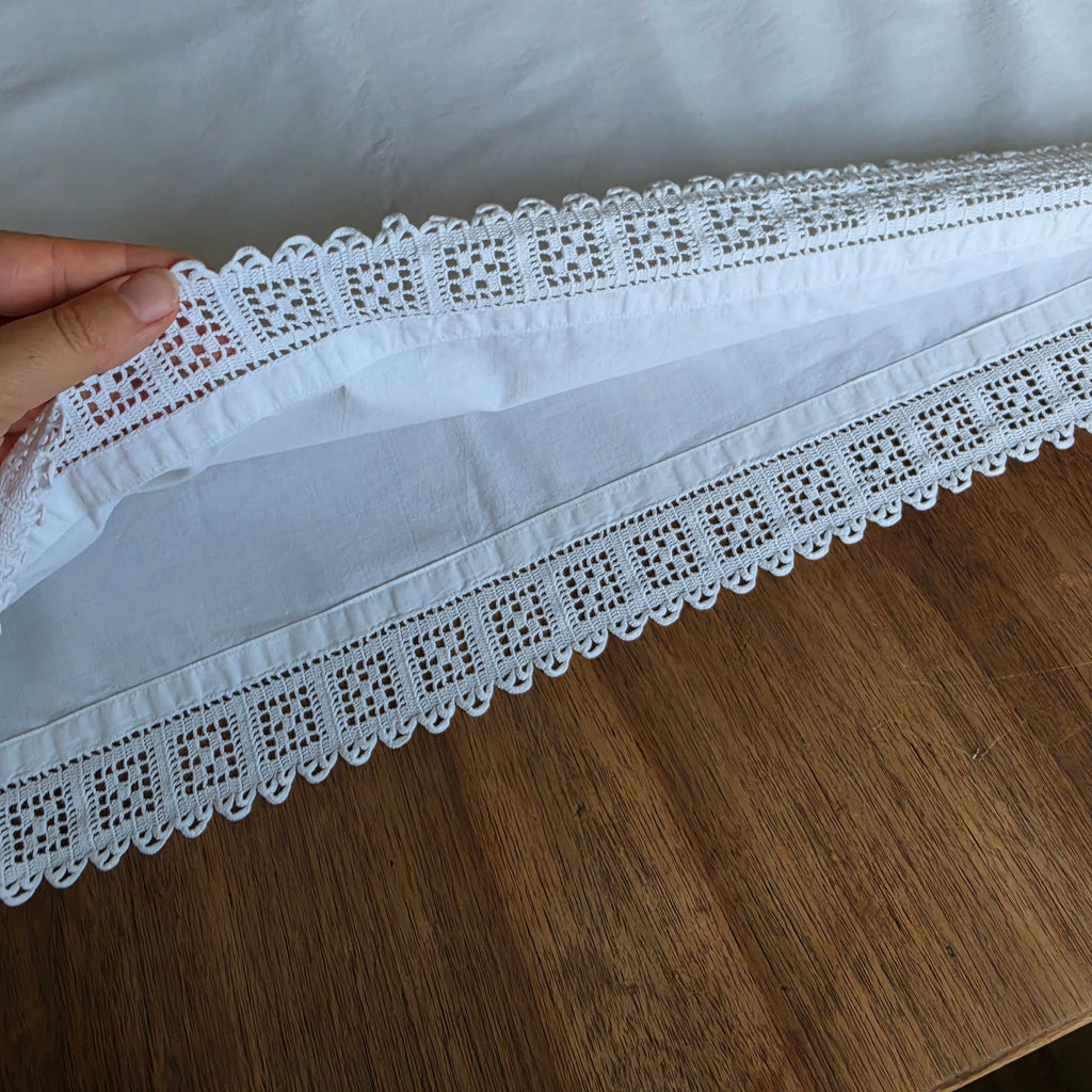 Antiker Baumwoll-Kissenbezug mit handgearbeiteter Klöppelspitze & Monogramm - Reine weiße Baumwolle 80x80cm