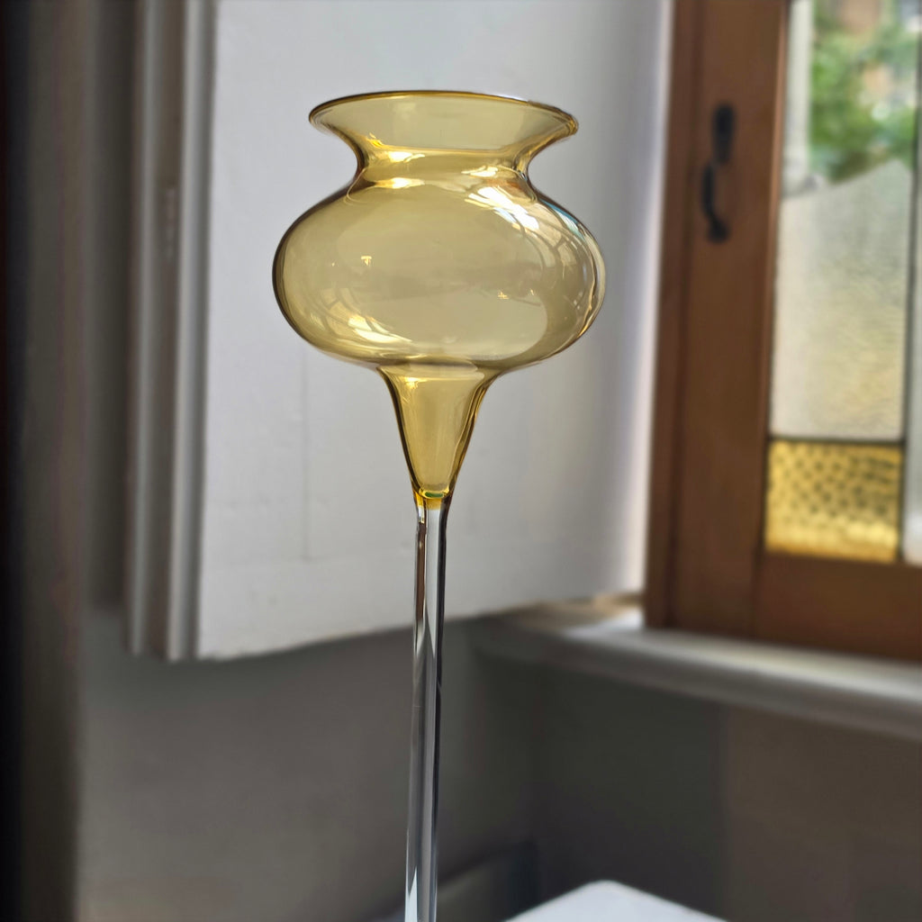 Elegantes Vintage Glas-Kelchglas mit langem Stiel – Bernsteingelb / Amber