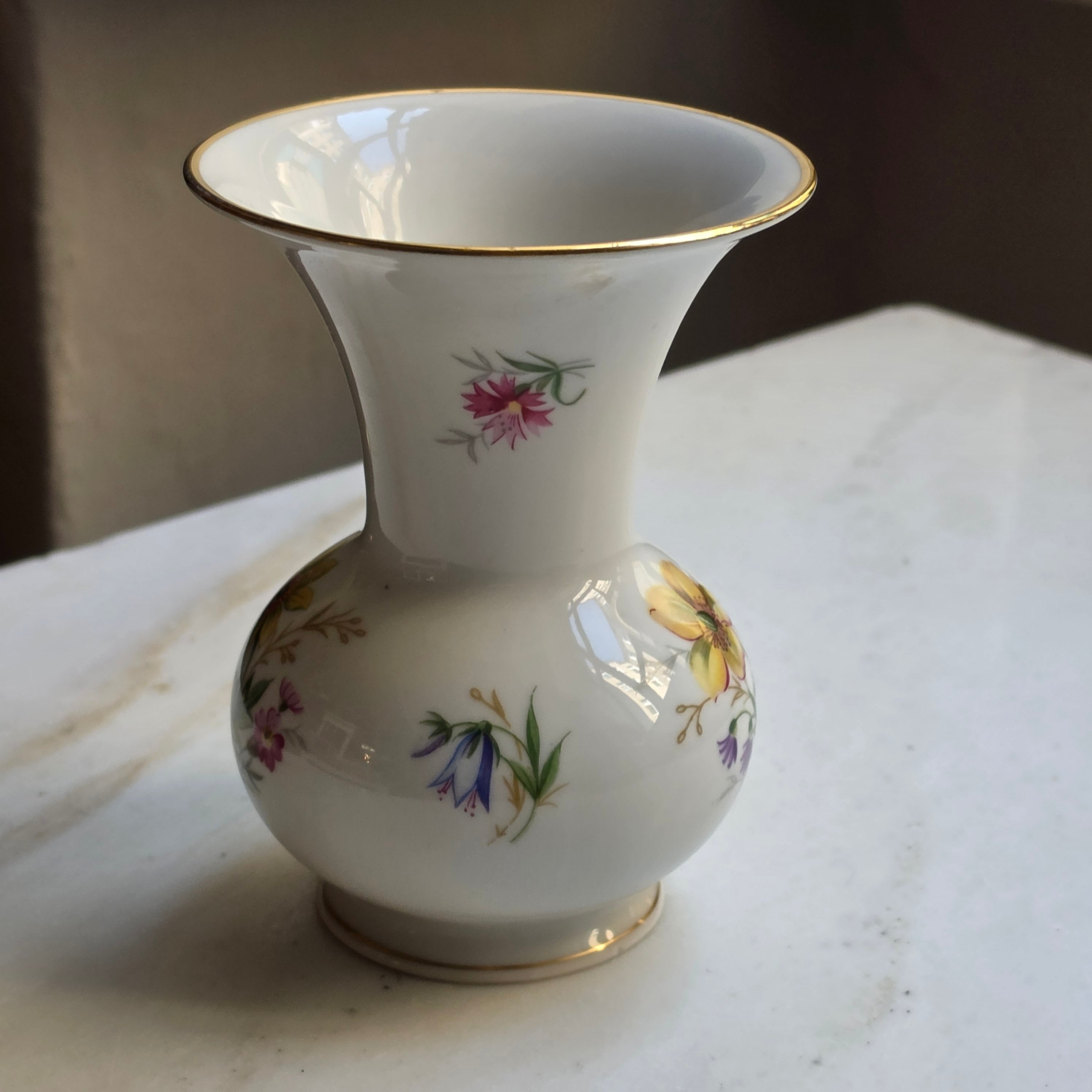Vintage Weimar Porzellan Vase „Christa“ – Kleine Blumenvase mit Goldrand & Wildblumen-Dekor | Made in Germany