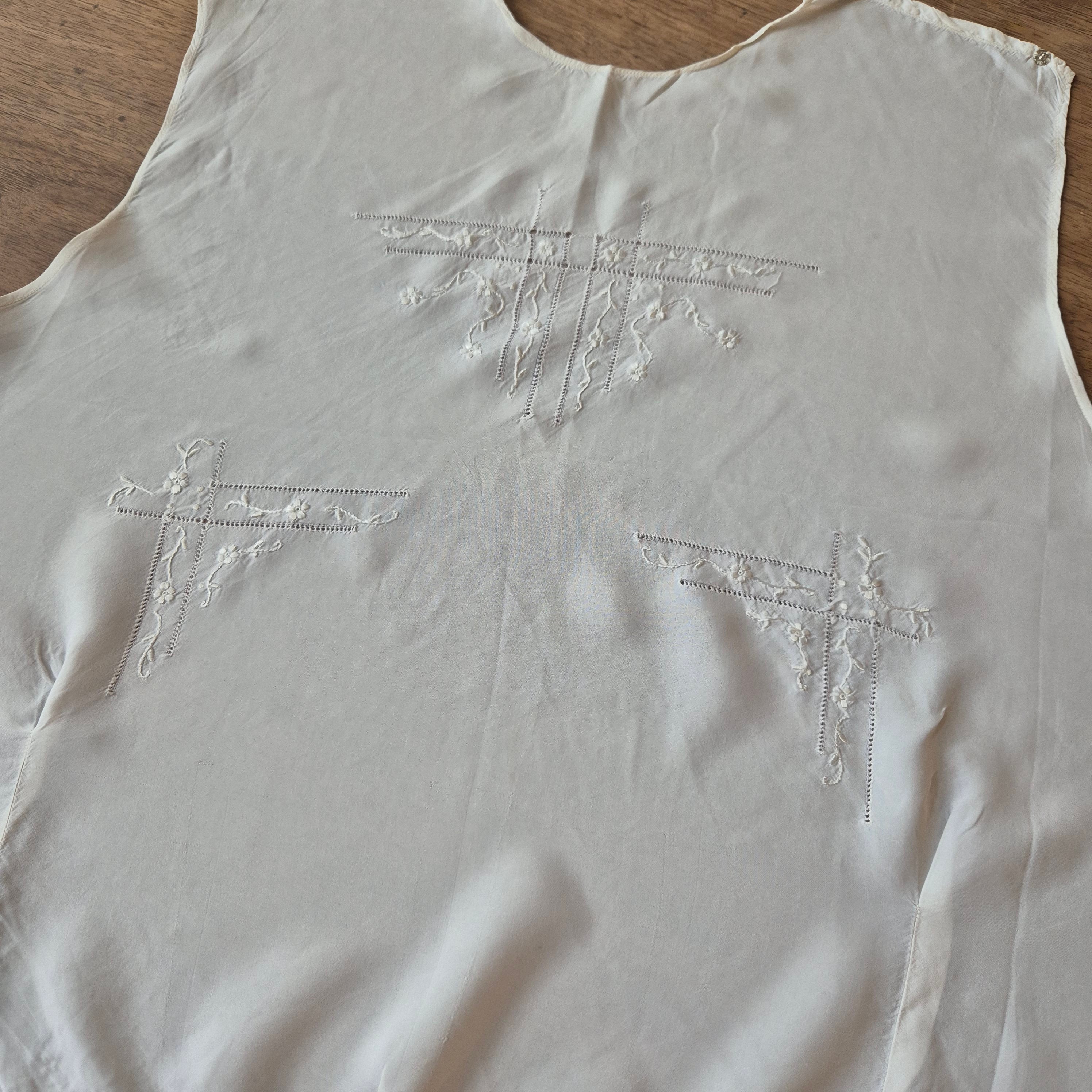 Unvollendete Näharbeit aus den 70er Jahren Weste Taille Kleid weiß Stoffrest