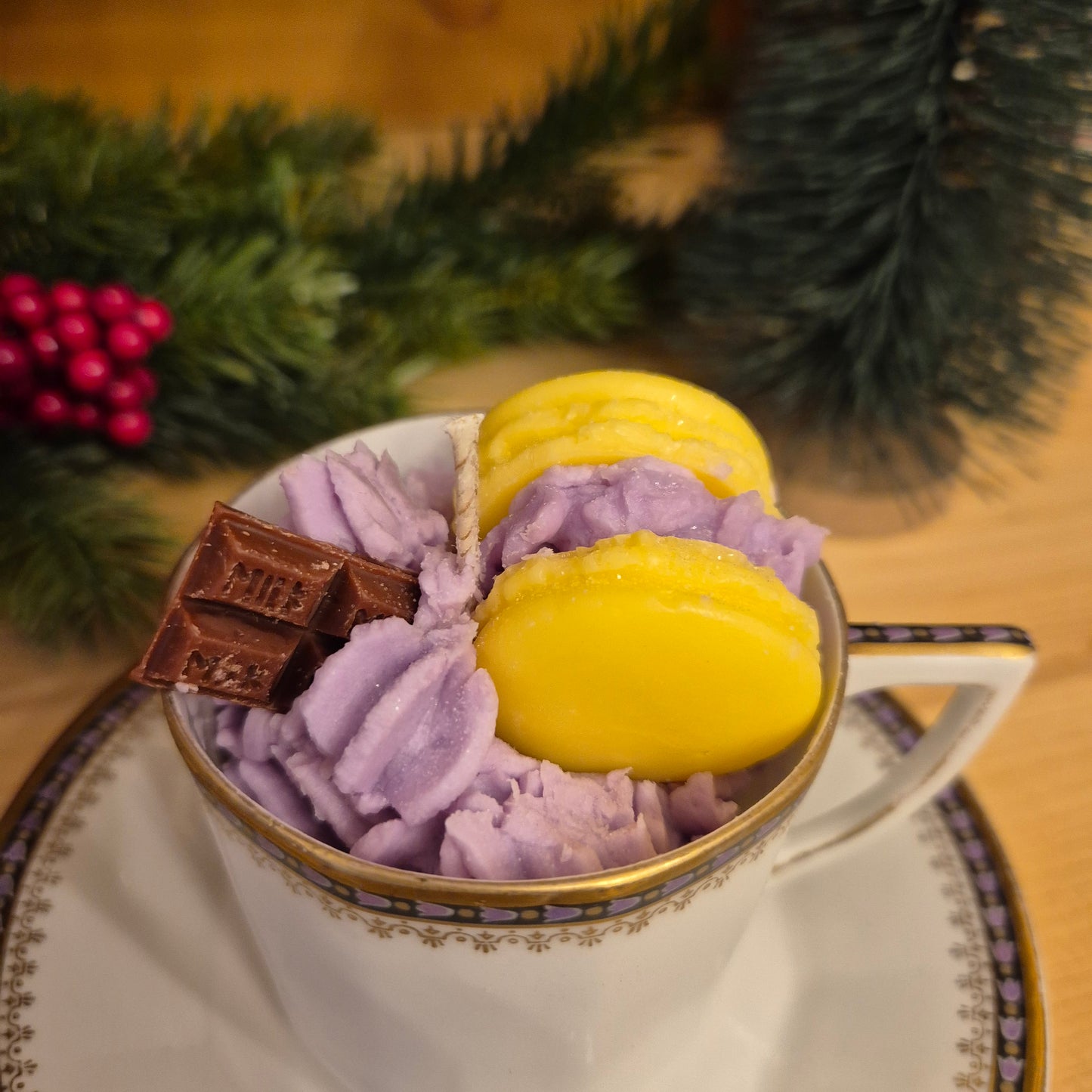 Handgemachte Sojawachskerze Weihnachtesgeschenk Macarone Sahne Dessert in Antiker Porzellan Tasse von Altwasser Silicia