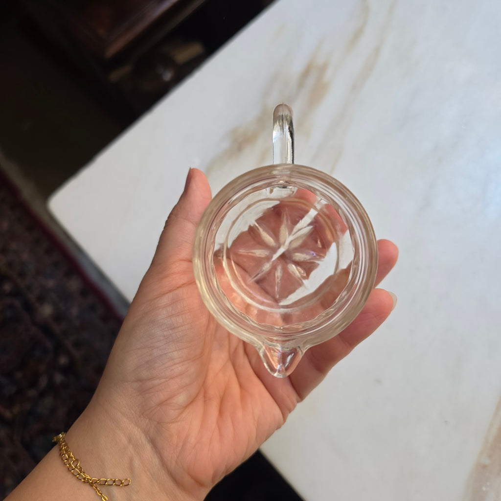 Kleines Vintage-Milchkännchen aus klarem Glas mit Spiraldruck und Sternboden