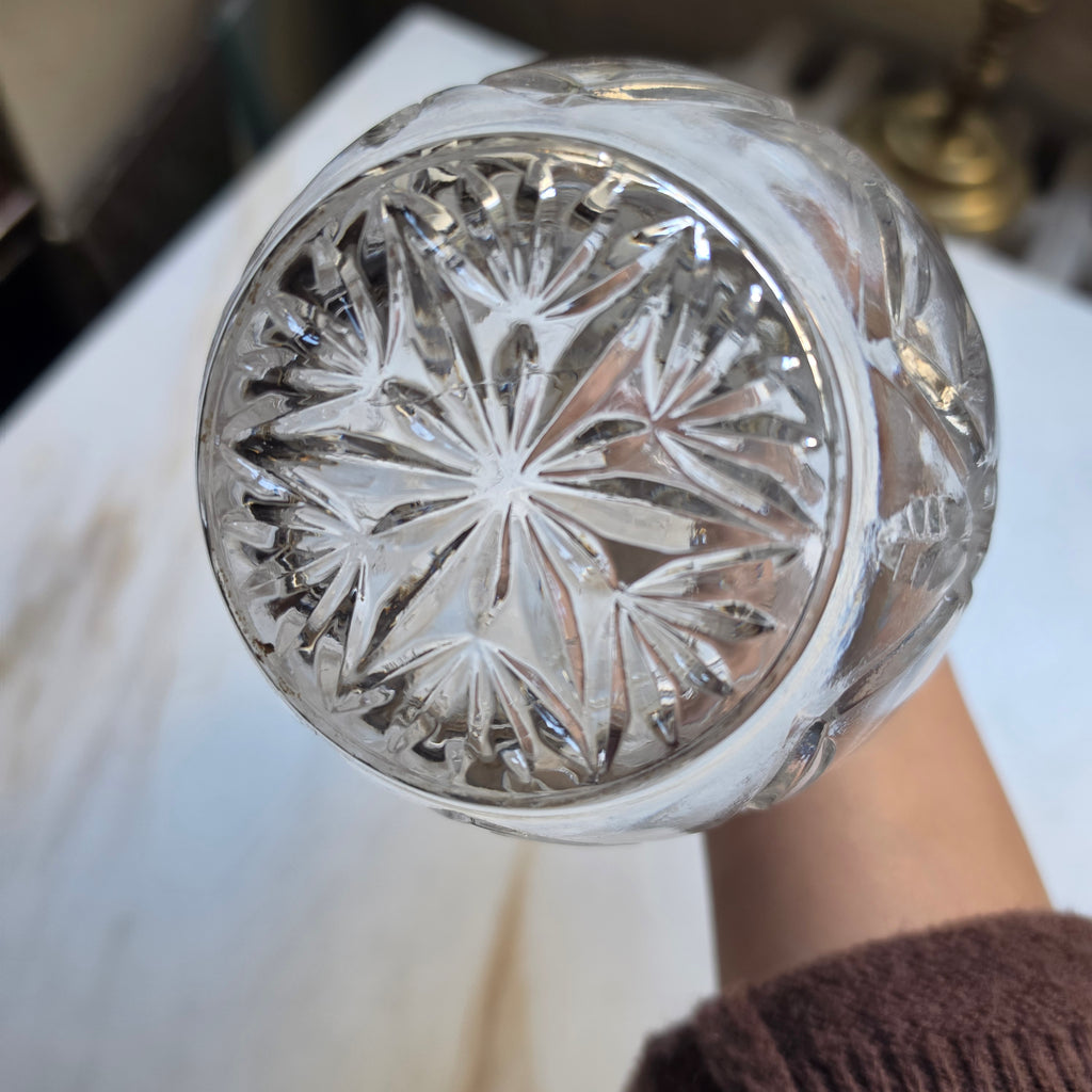 Edle Vintage Kristallkaraffe mit Schliffmuster – Elegant geschnittene Glaskaraffe mit Passstopfen