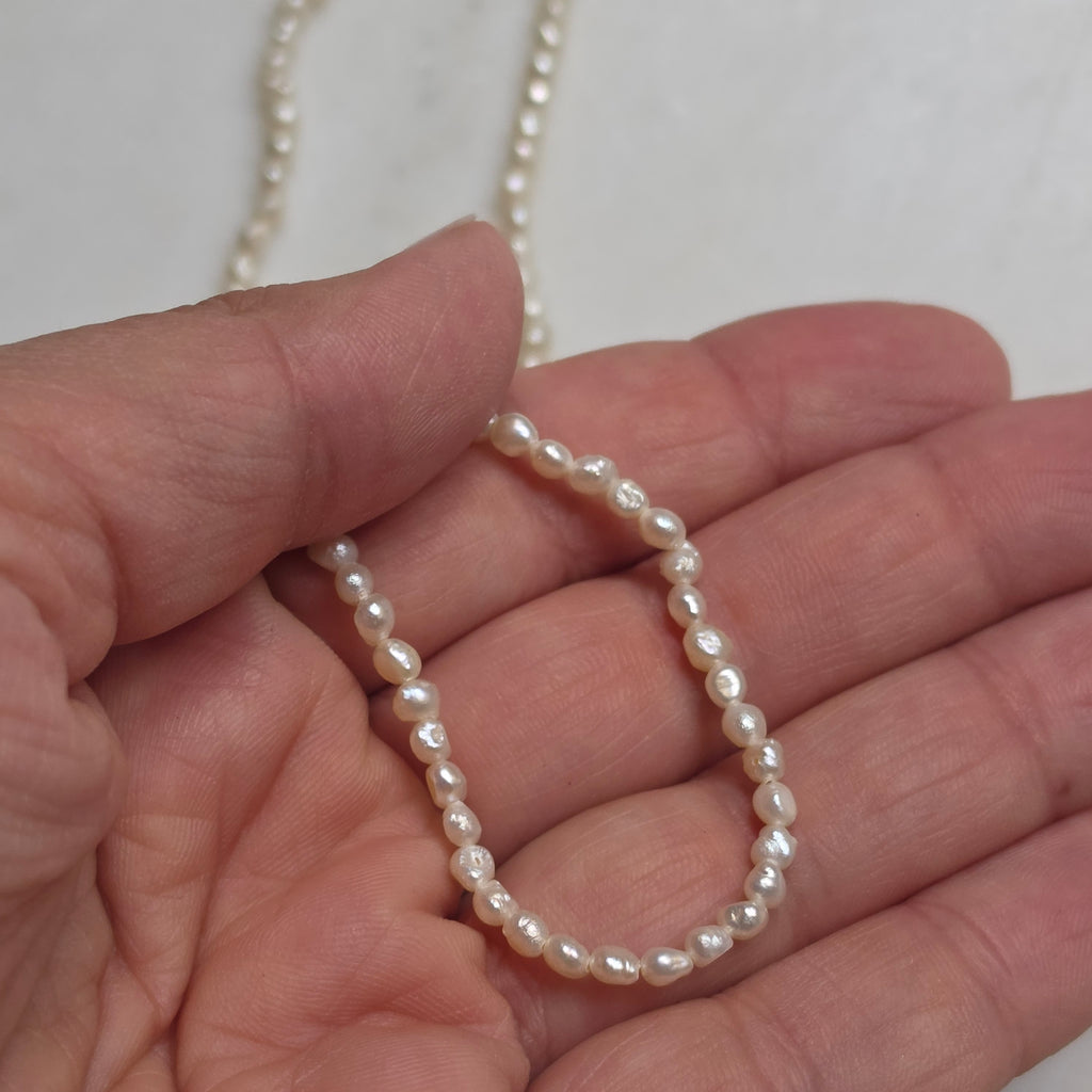 Zarte Süßwasserperlen Kette – Handgefertigte Perlenkette aus echten Barock-Mini-Perlen