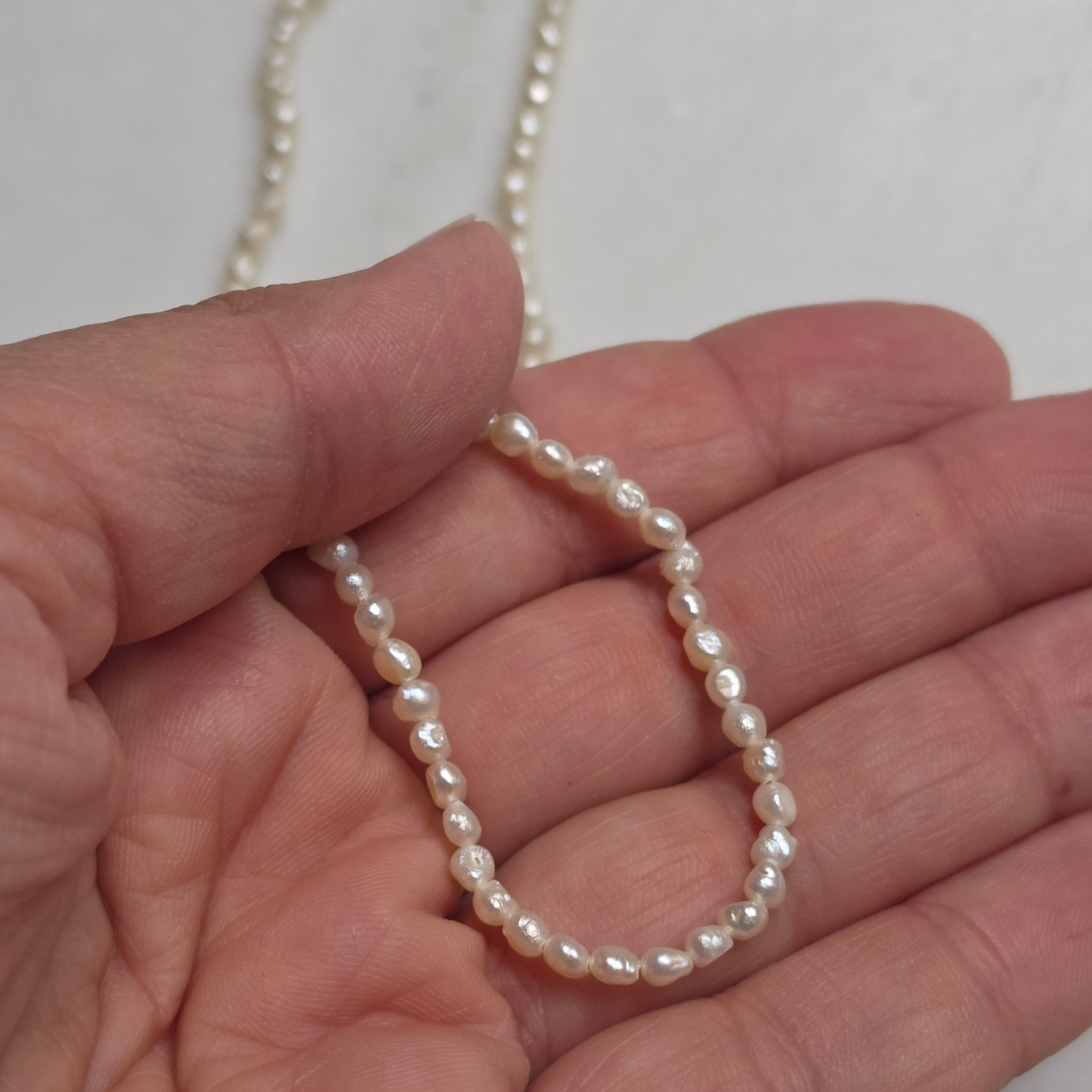 Zarte Süßwasserperlen Kette – Handgefertigte Perlenkette aus echten Barock-Mini-Perlen