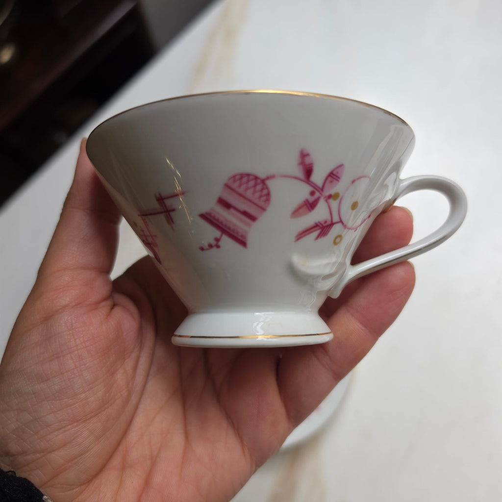 Vintage Porzellan-Tasse mit Untertasse – Beerenrosa & Golddekor - Mid-Century Elegant