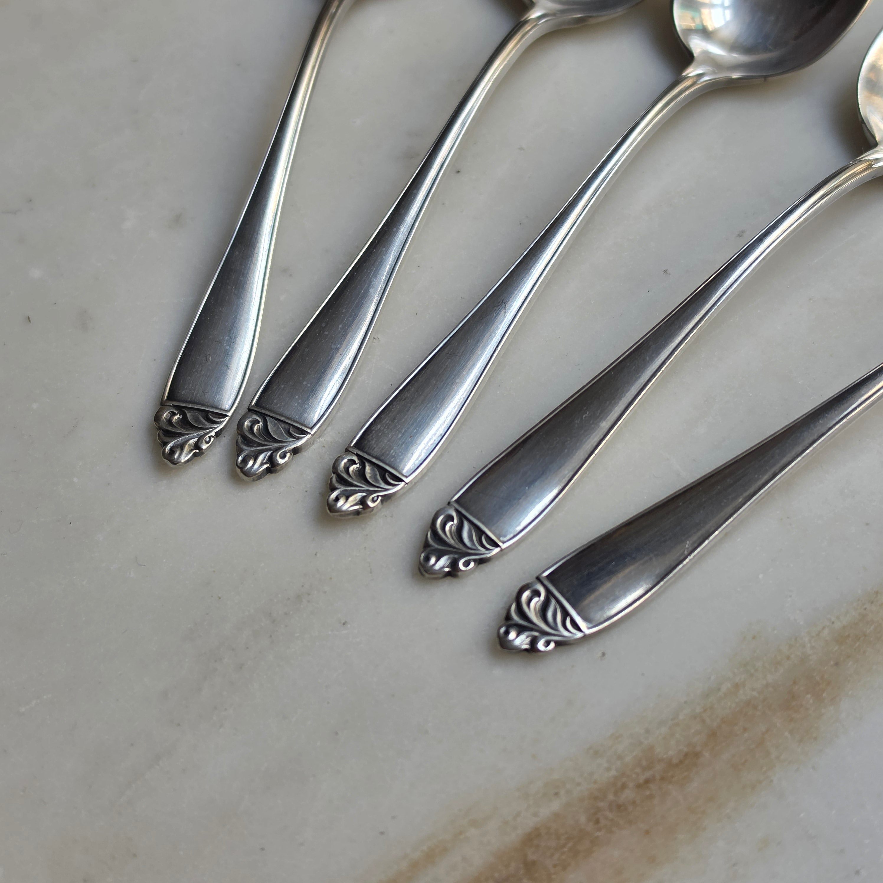 5er-Set Vintage Teelöffel / Kaffeelöffel mit elegantem Relief-Dekor
