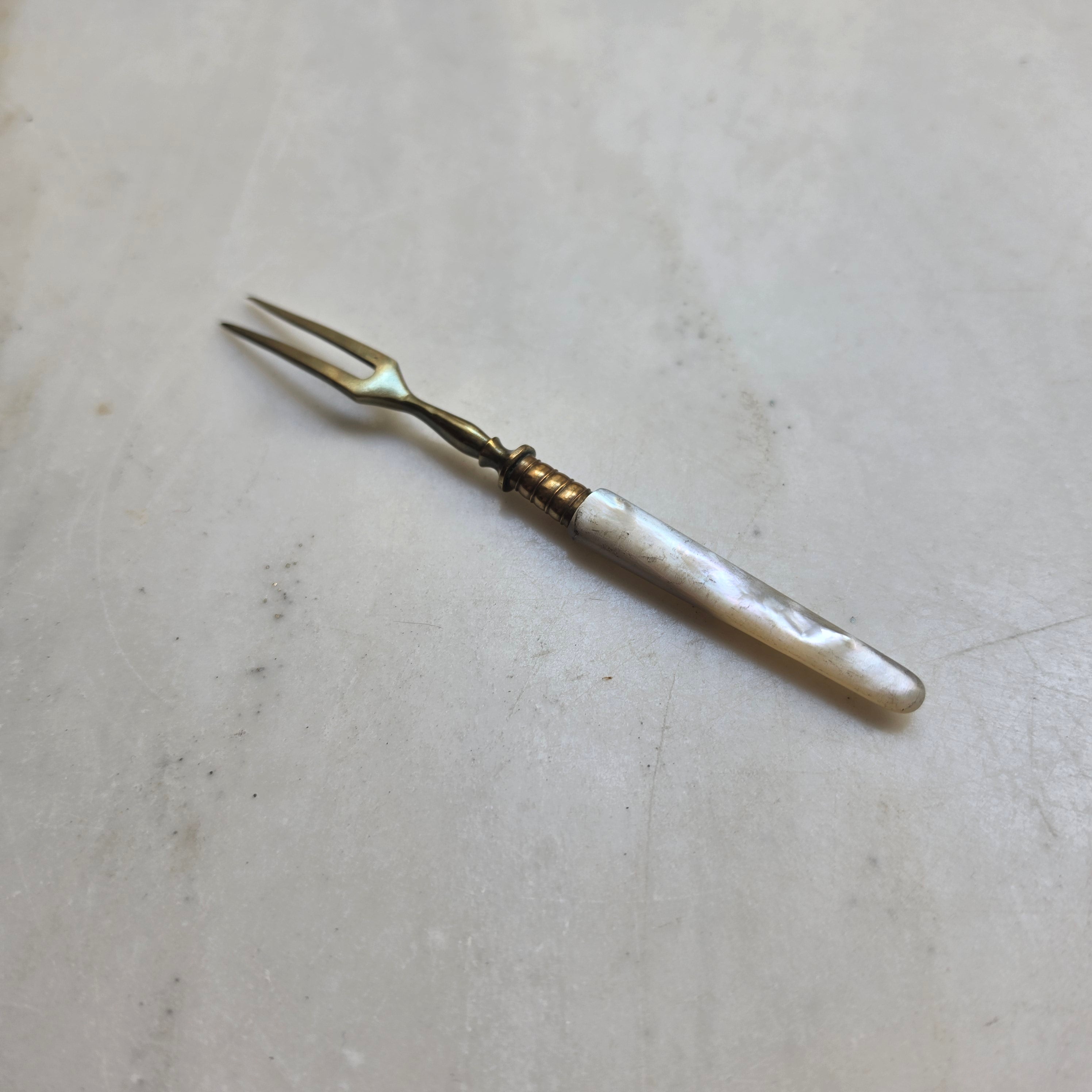 Antike Serviergabel mit echtem Perlmutt-Griff