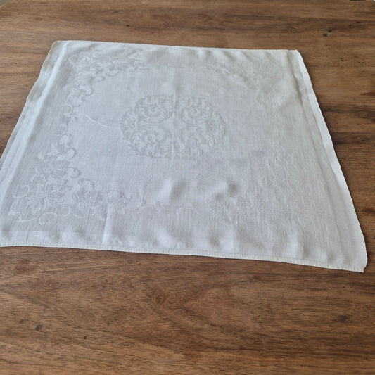 Antikes kleines Jugendstil Serviette/Mitteldecke weiß 47x50cm Damast leichter gelber Fleck
