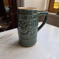 Rustikaler Vintage-Bierkrug aus Keramik – Dunkelgrün mit Relief-Jagdmotiv