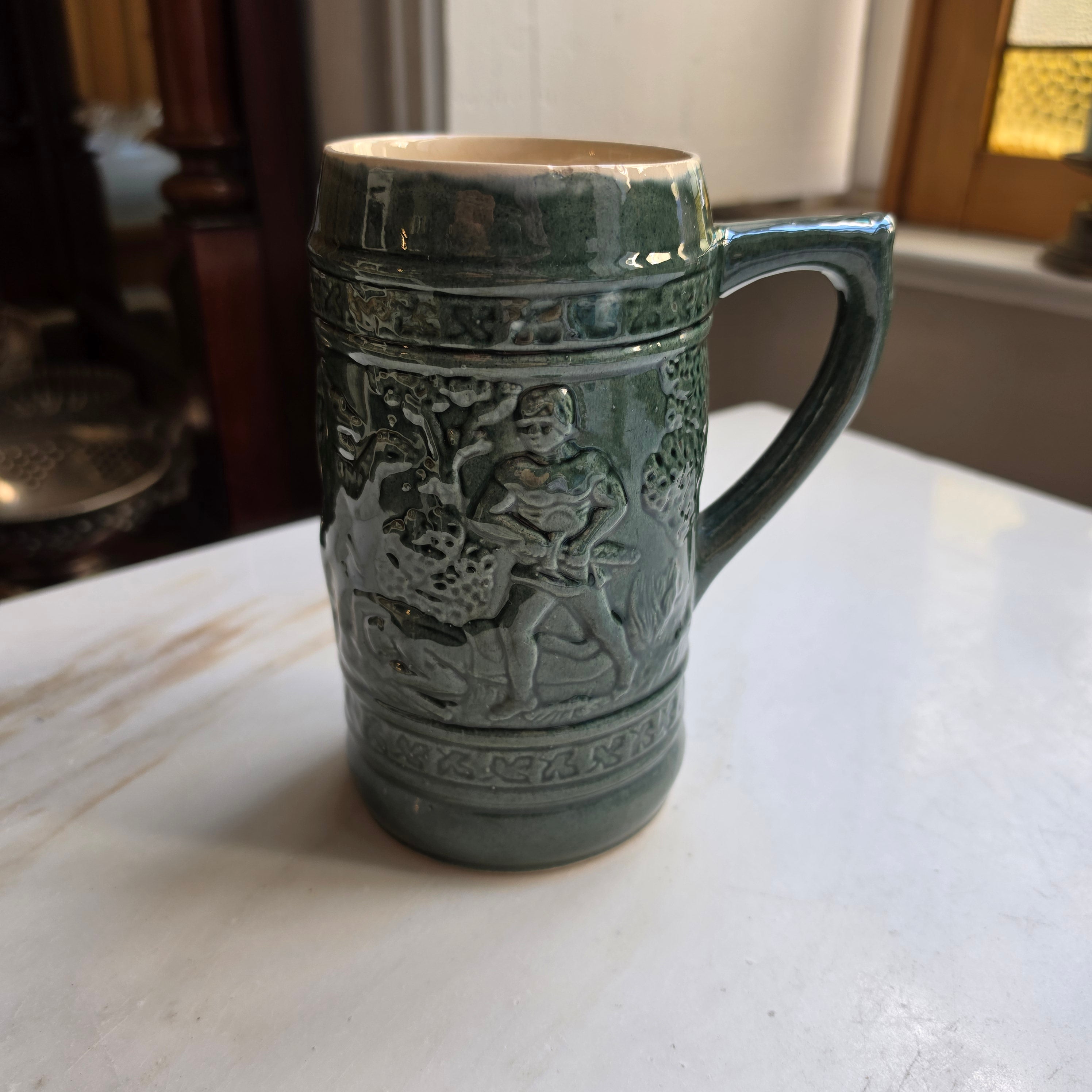 Rustikaler Vintage-Bierkrug aus Keramik – Dunkelgrün mit Relief-Jagdmotiv