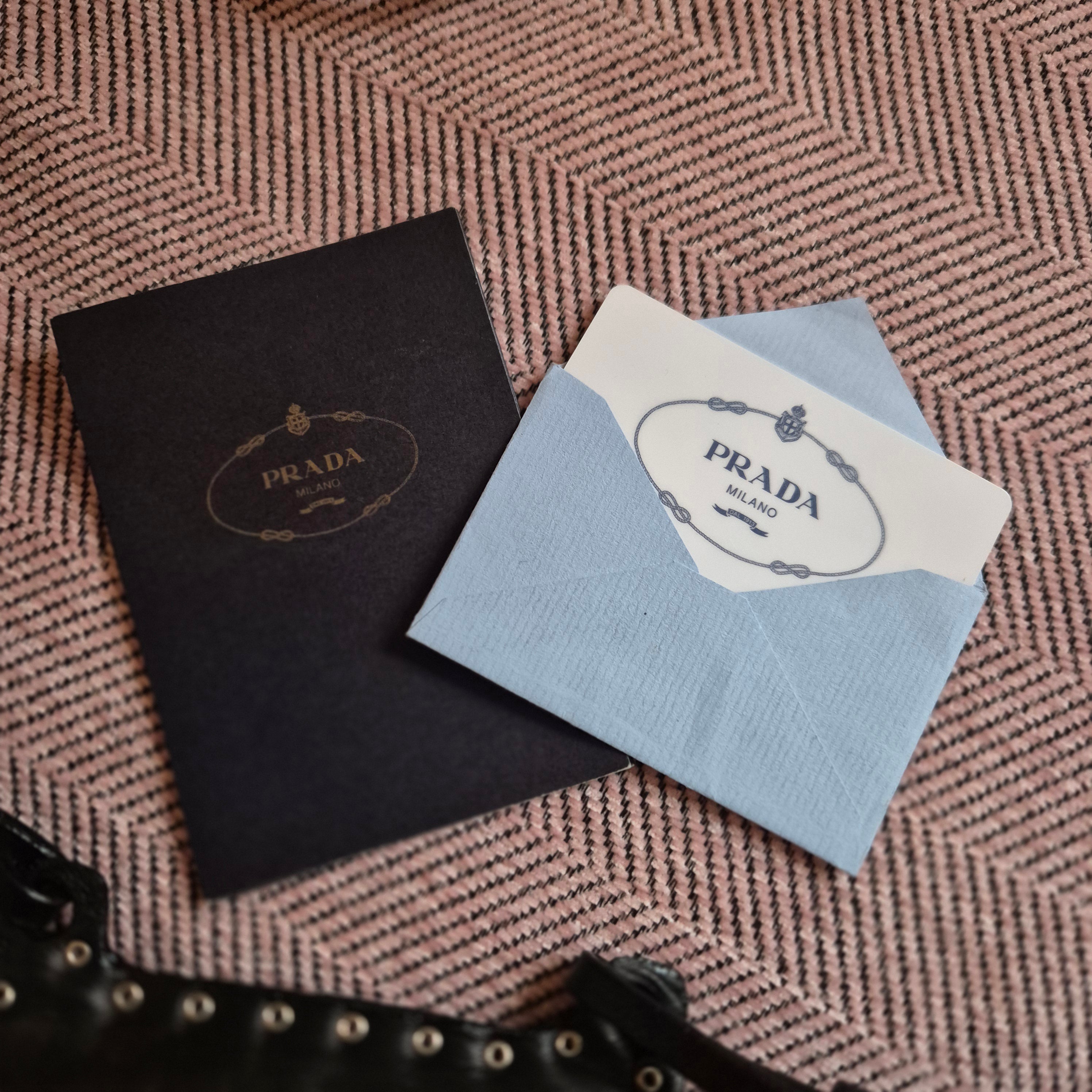 🖤 Vintage Prada 1995 – Nappa Leder Crossbody mit Ösen-Details Mini Bag