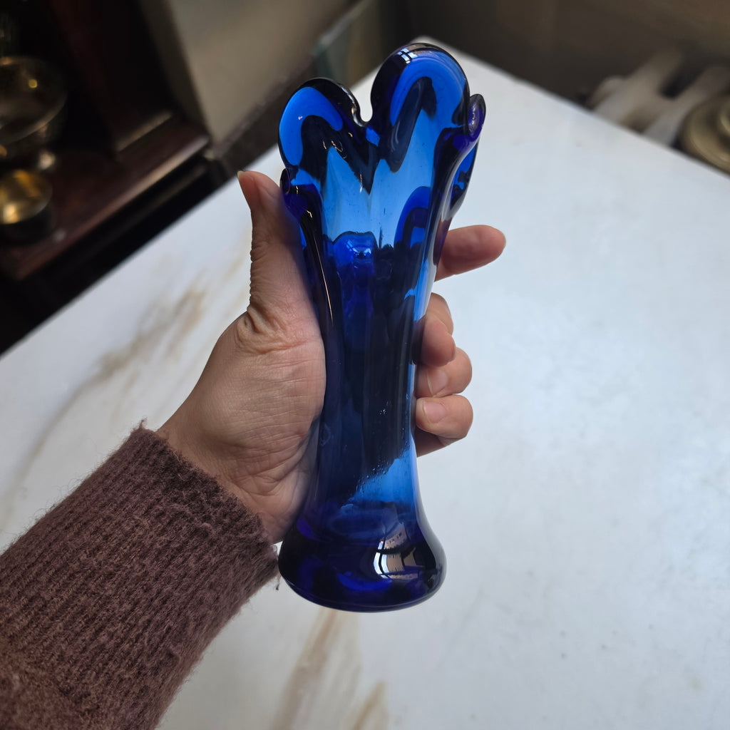 Vintage Blauglas Vase im Finger- / Blüten-Design – Mundgeblasen & Handgefertigt