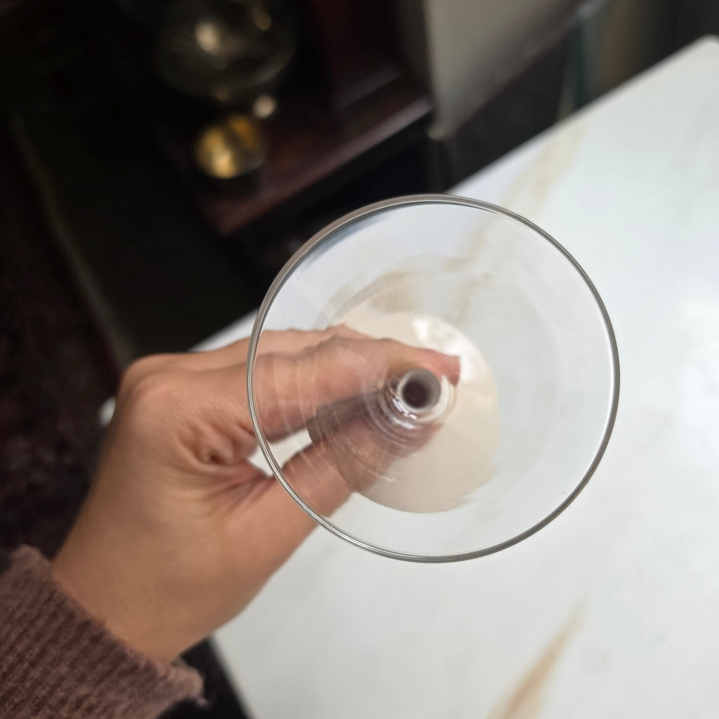 Elegantes Martini- & Cocktailglas mit beigefarbenem Stiel – Modern Vintage Design