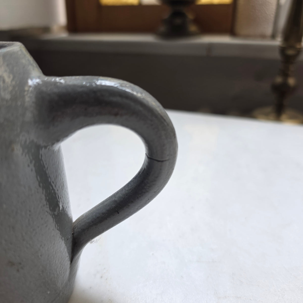 Vintage Steingut-Tasse in Grau mit blauer Handbemalung