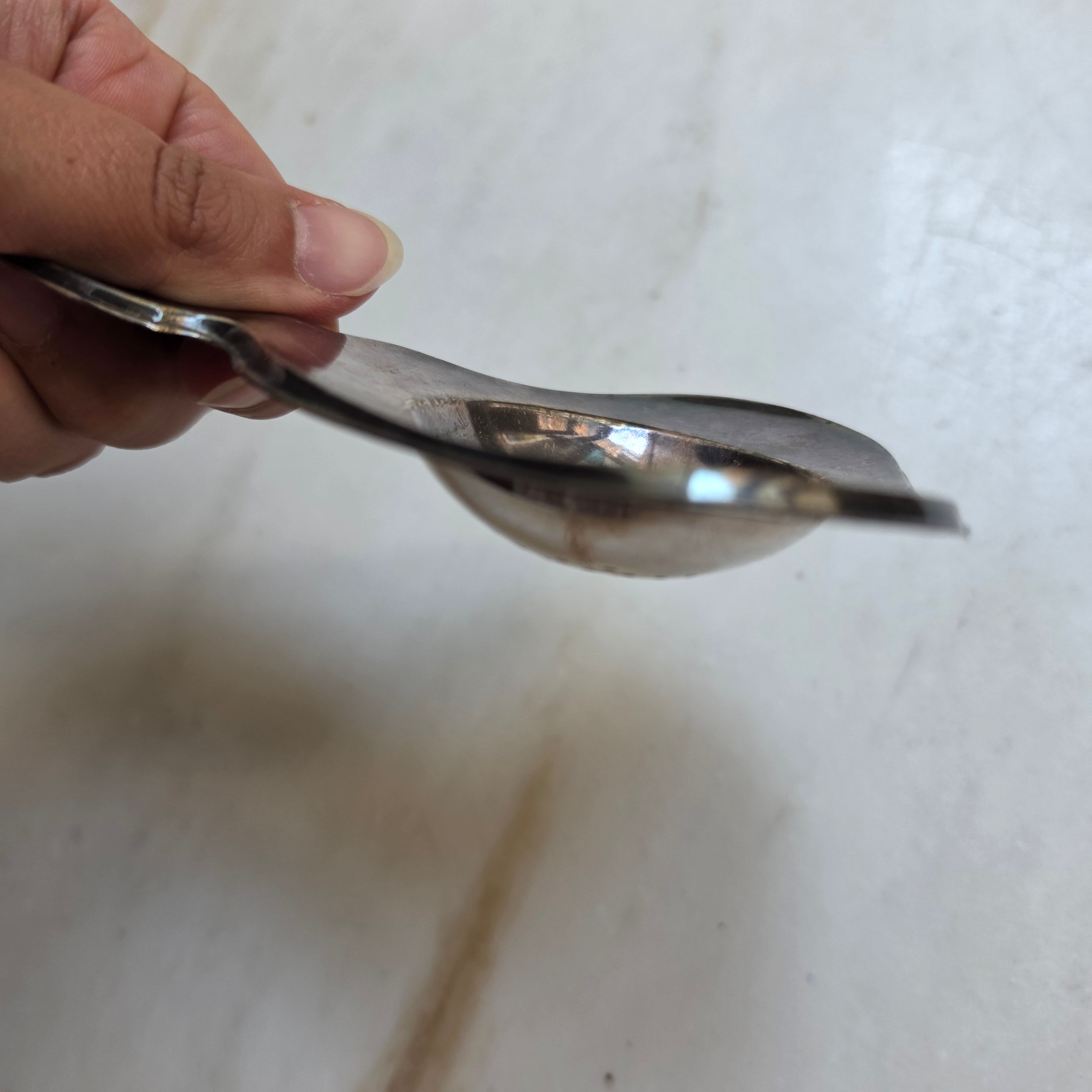 Edles Vintage-Teesieb aus versilbertem Metall – Klassisches Auflege-Teesieb mit feiner Patina