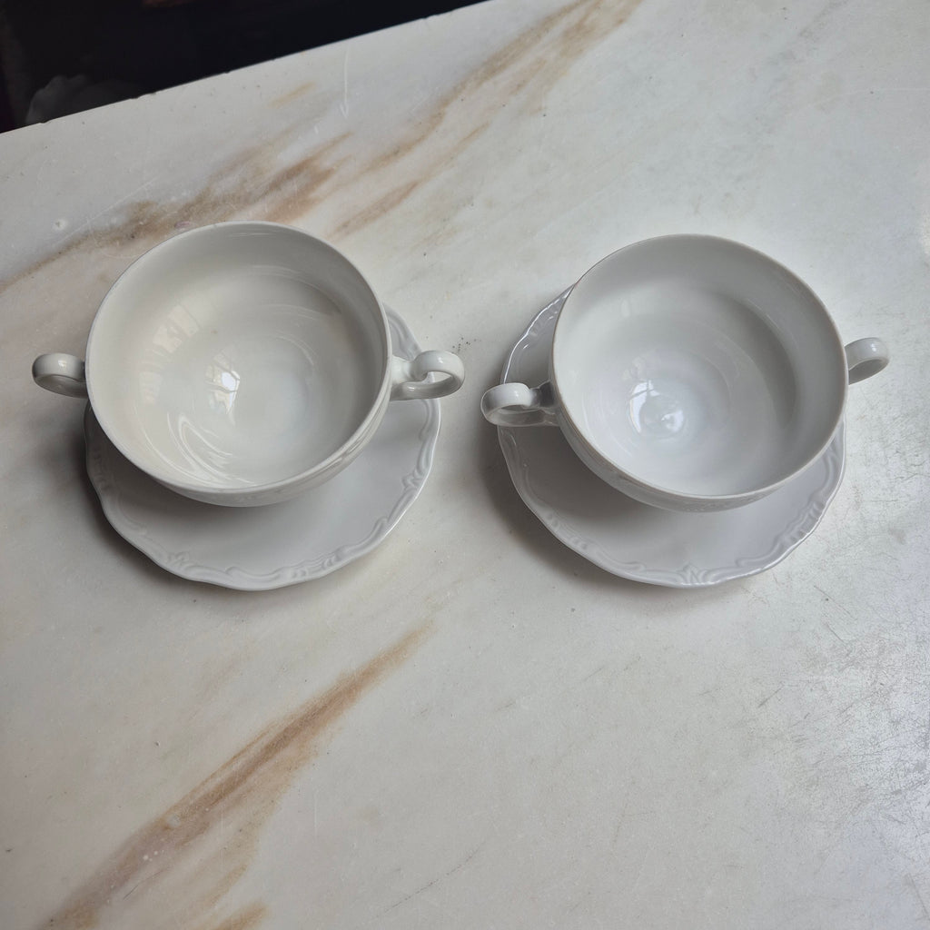 2x Antike weiße Porzellan-Suppentassen - Reliefdekor
