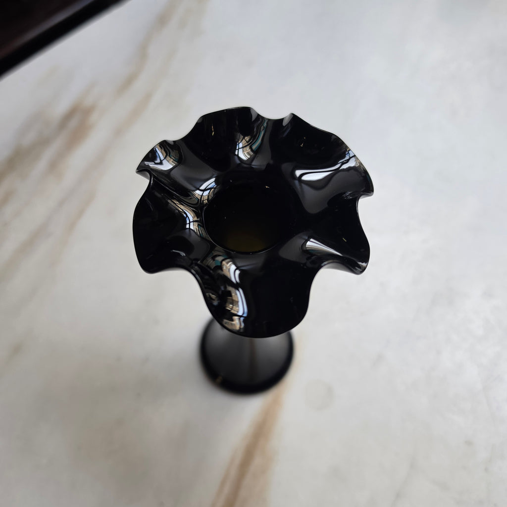 Vintage Solitär-Vase aus schwarzem Glas mit Wellenrand (Gefältelter Rand / Solifleur)