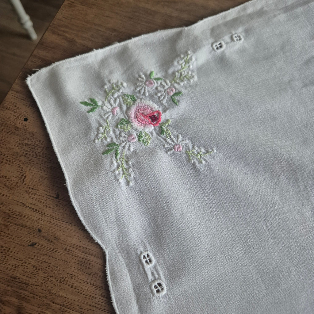 Vintage Tischdecke Baumwolle mit Blumenstickerei 84x88cm
