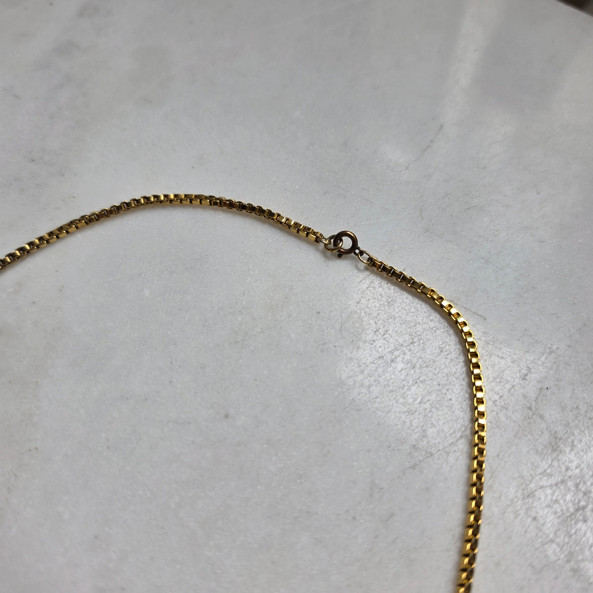 Statement-Kette im Art-Deco-Look – Rot & Goldfarben