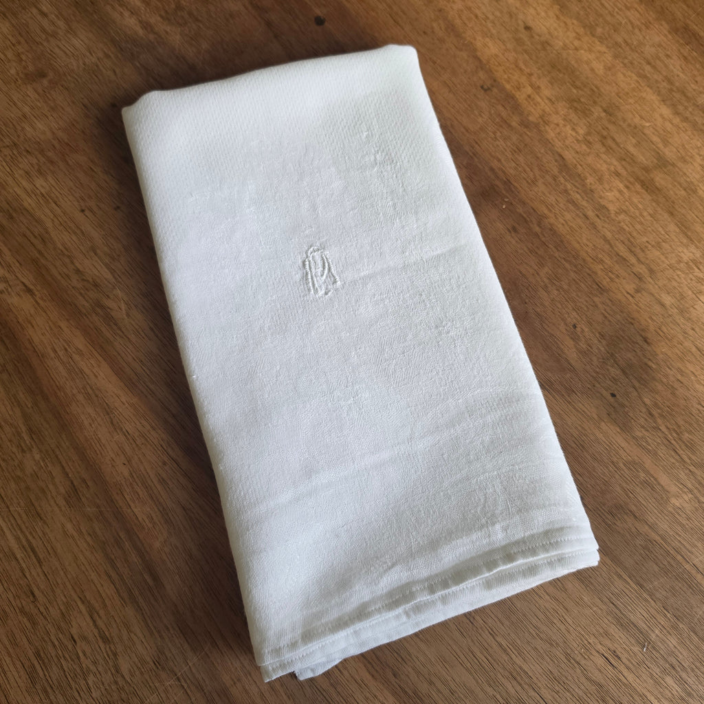 Elegantes Jacquard-Geschirrtuch mit floralem Muster & Monogramm – Vintage-Charme für deine Küche - 47x102cm