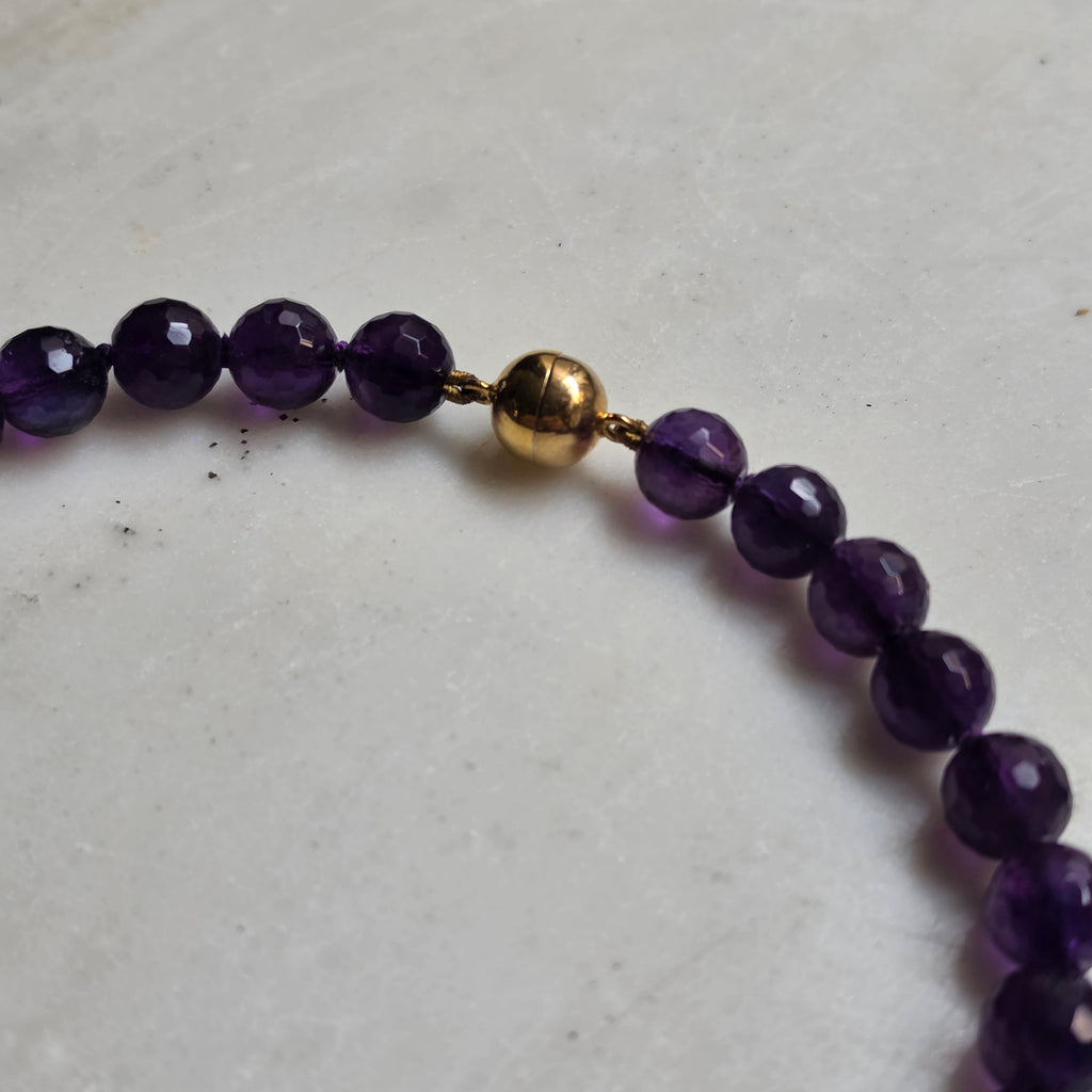 Elegante Perlenkette in Amethyst-Optik – Facettierte violette Perlen mit 925 Silber Magnetverschluss (vergoldet)