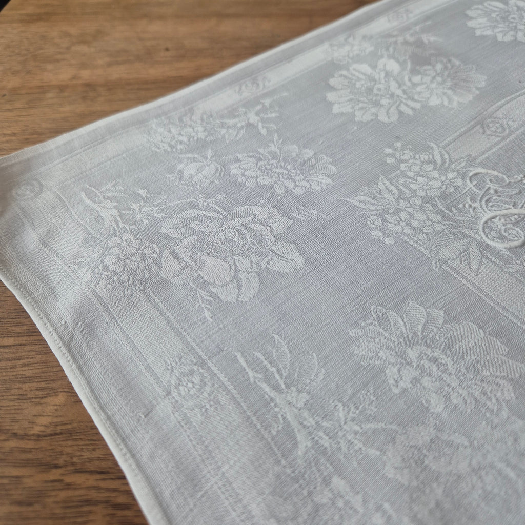 Antike Jugendstil Serviette/Mitteldecke weiß 64x66cm Damast Blumen Stockflecken Monogram S.A.