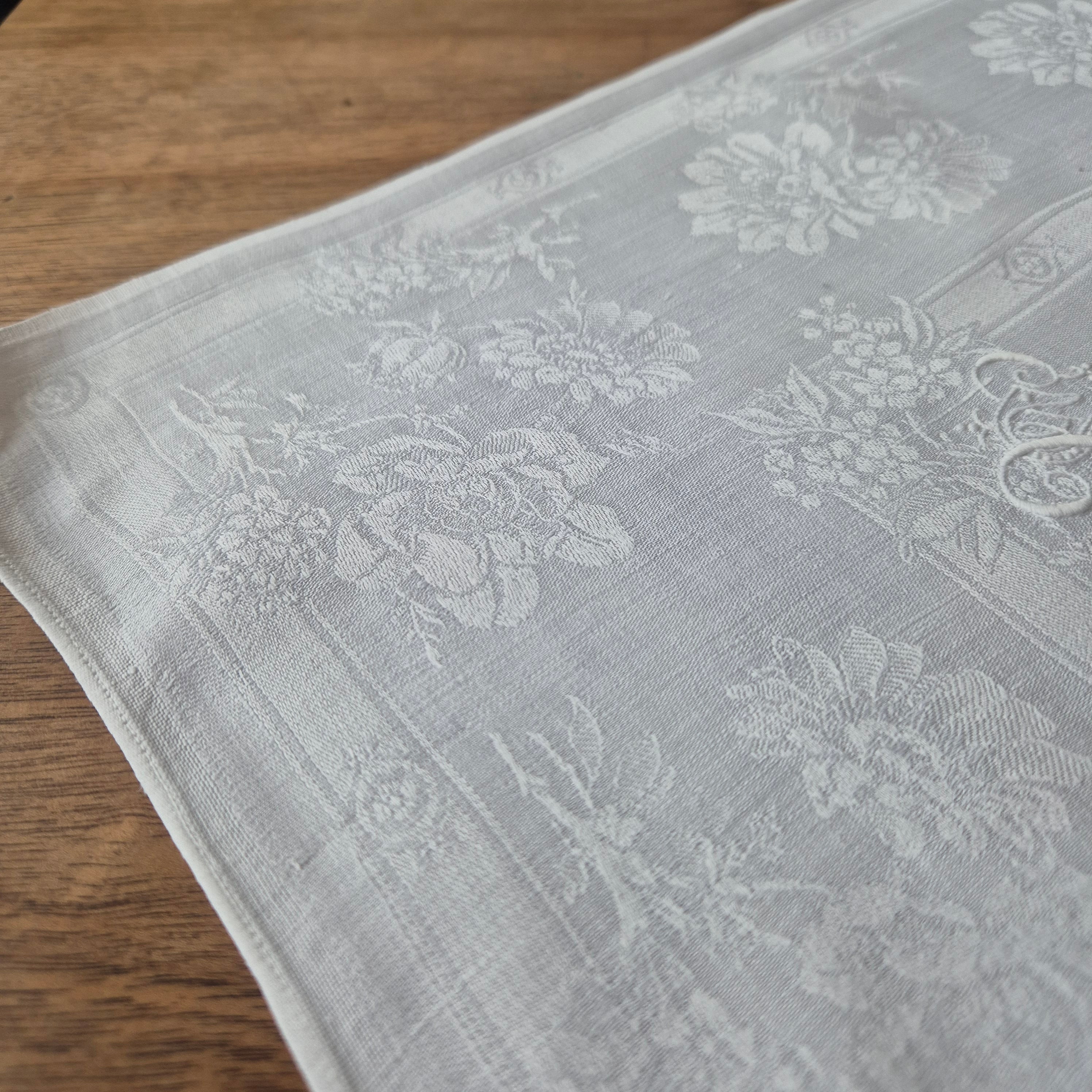 Antike Jugendstil Serviette/Mitteldecke weiß 64x66cm Damast Blumen Stockflecken Monogram S.A.