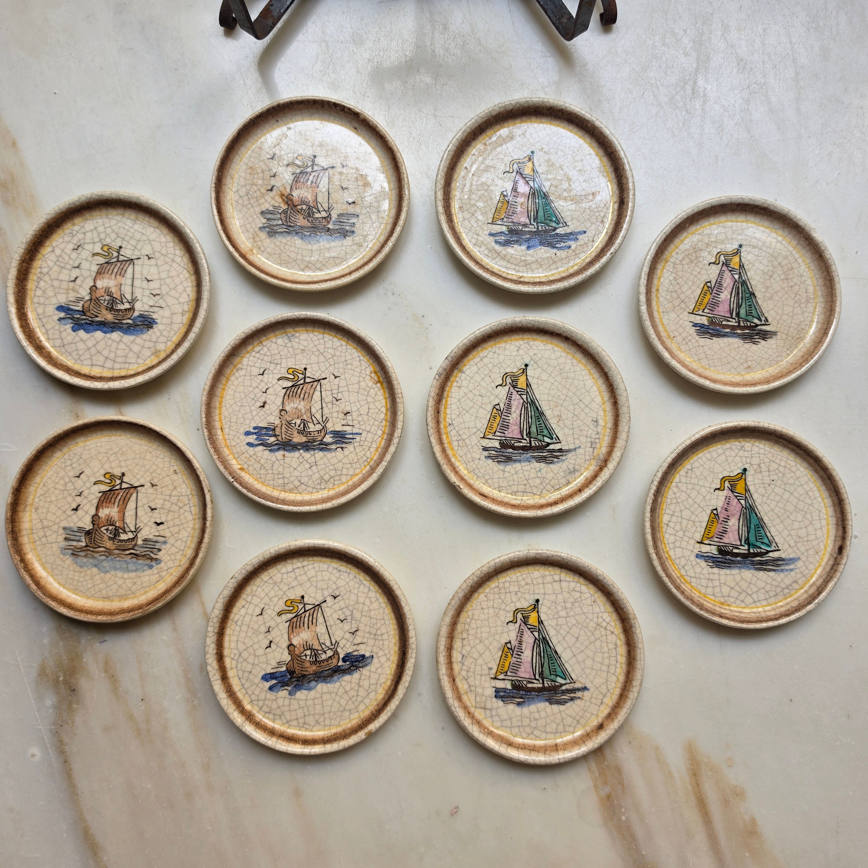 Vintage Keramik-Untersetzer Set „Maritim“ mit schmiedeeisernem Halter – 9-teilig – Mid-Century Craquelé