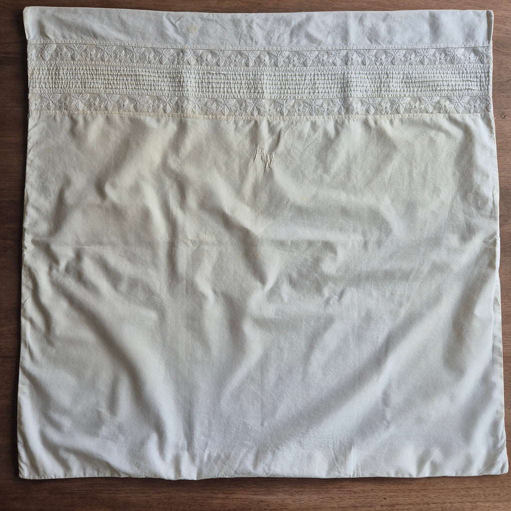 Stark vergilbter Kopfkissenbezug mit Monogram A.W. 75x70cm