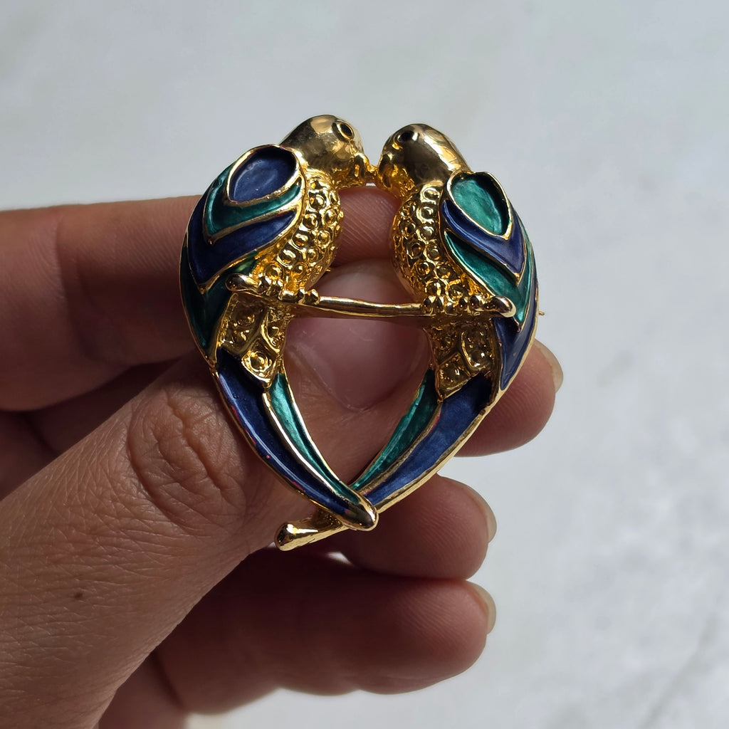 Vintage Goldfarbene Emaille-Brosche "Zwei Liebende Papageien"