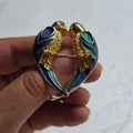 Vintage Goldfarbene Emaille-Brosche "Zwei Liebende Papageien"