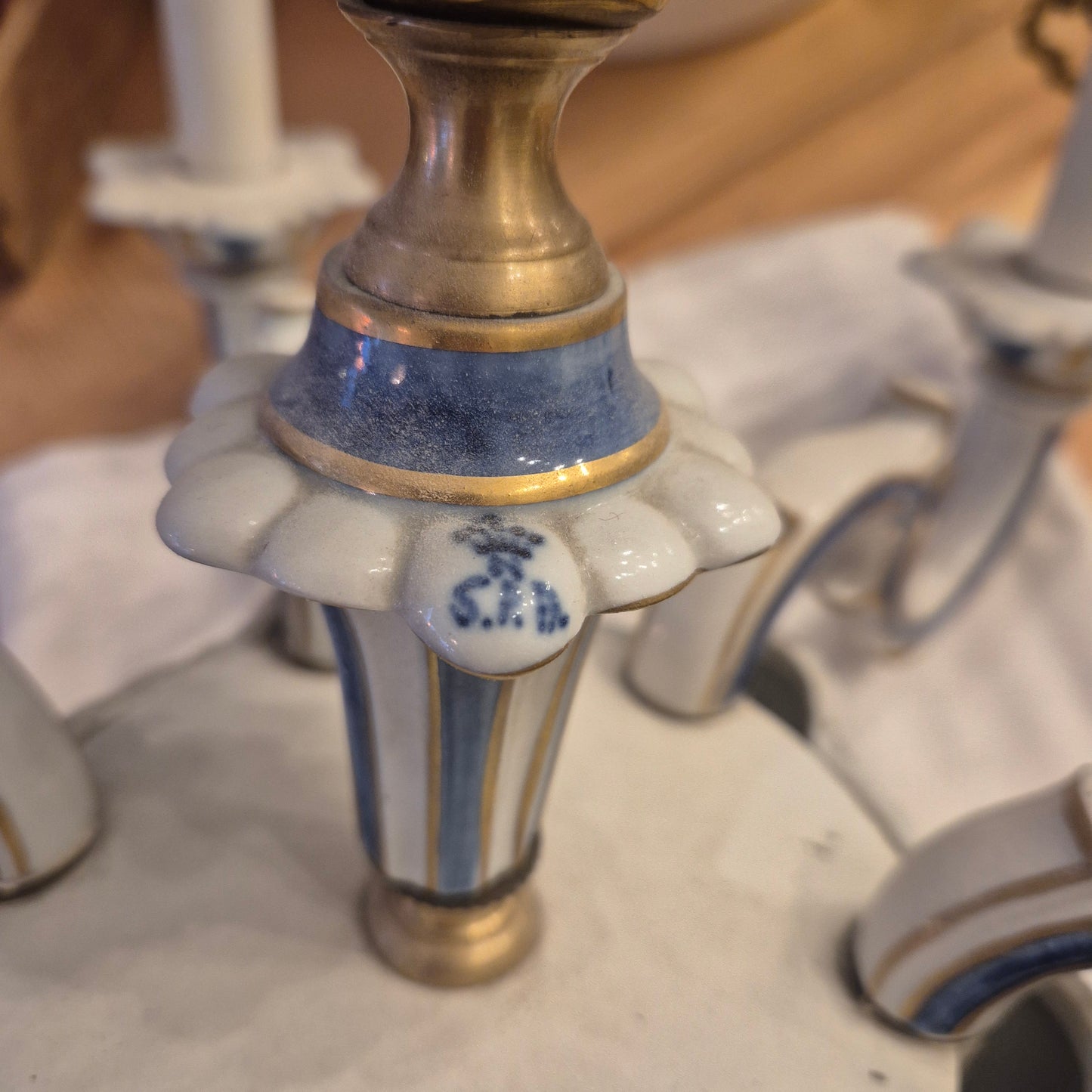 Antiker Barock Blumendekor Kronleuchter oder Kandelaber aus Porzellan, Italien - 6-armig (geklebt)