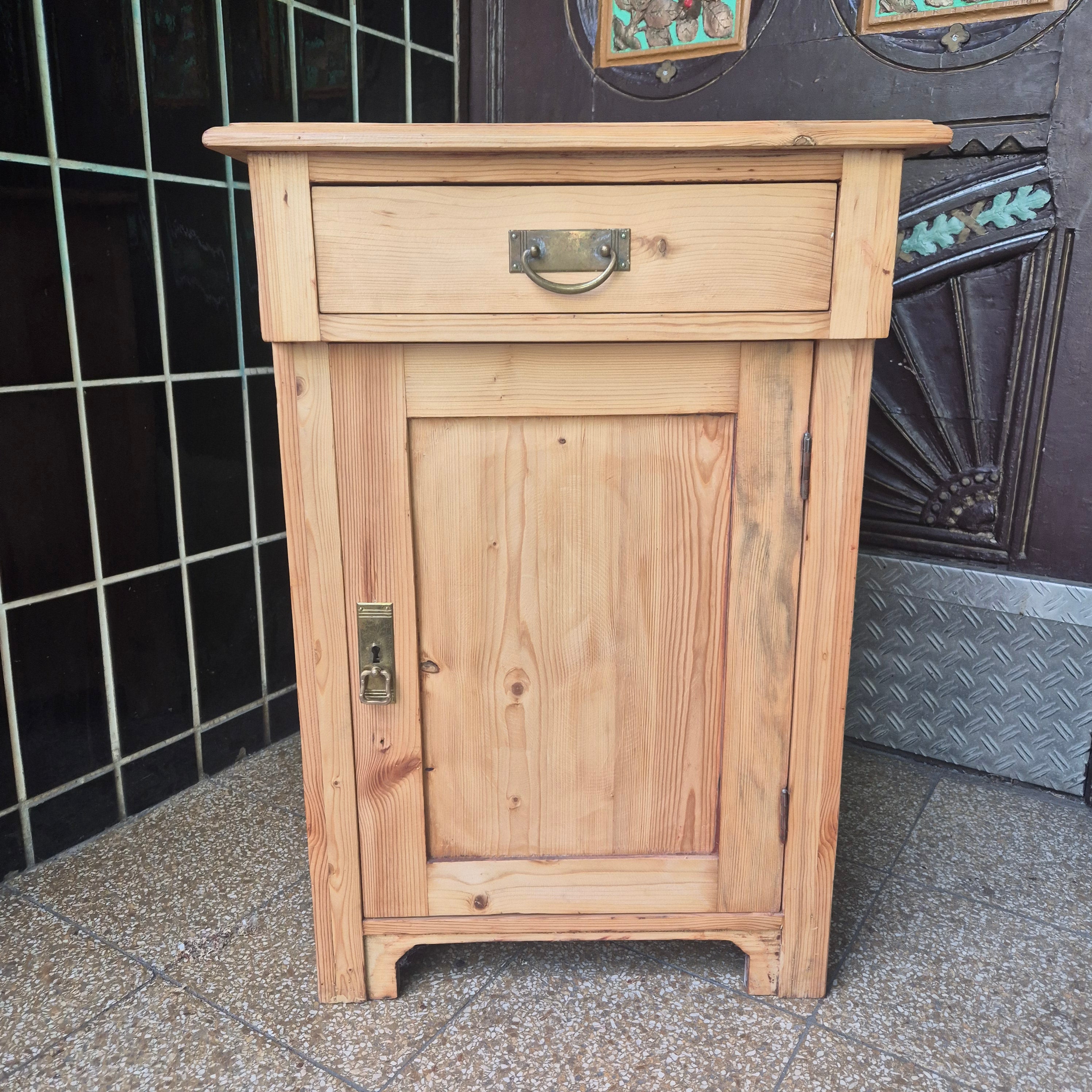 Antiker Jugendstil Nachttisch - Kiefernholz - restauriert