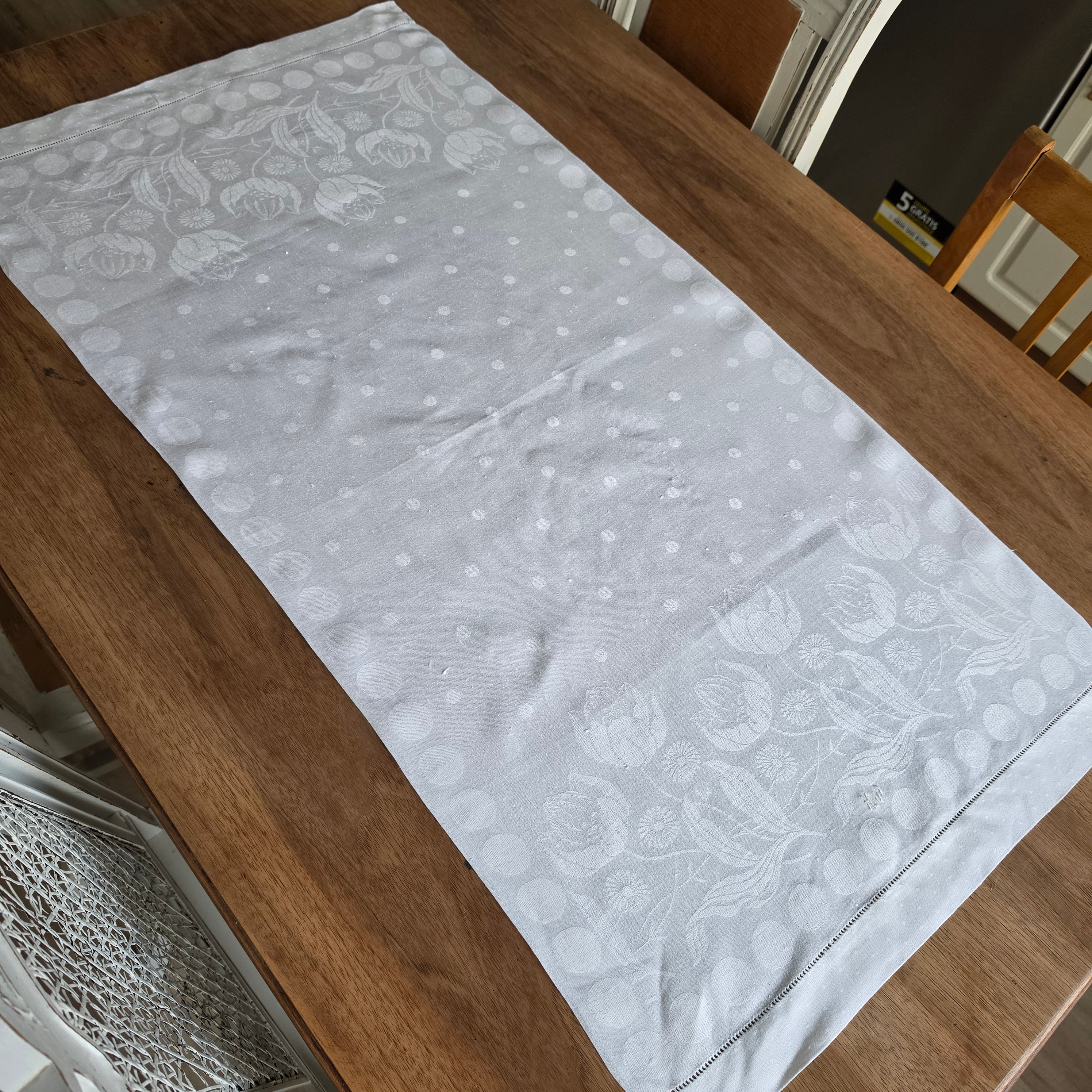 Vintage Damast-Tischläufer / Paradehandtuch mit Jugendstil-Tulpenmuster & Monogramm „H.W.“