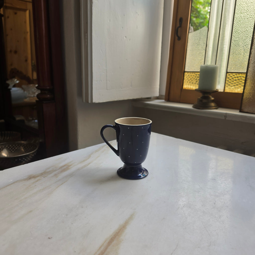 Handgemachte Keramiktasse mit Fuß & Punktemuster – Blau/Beige
