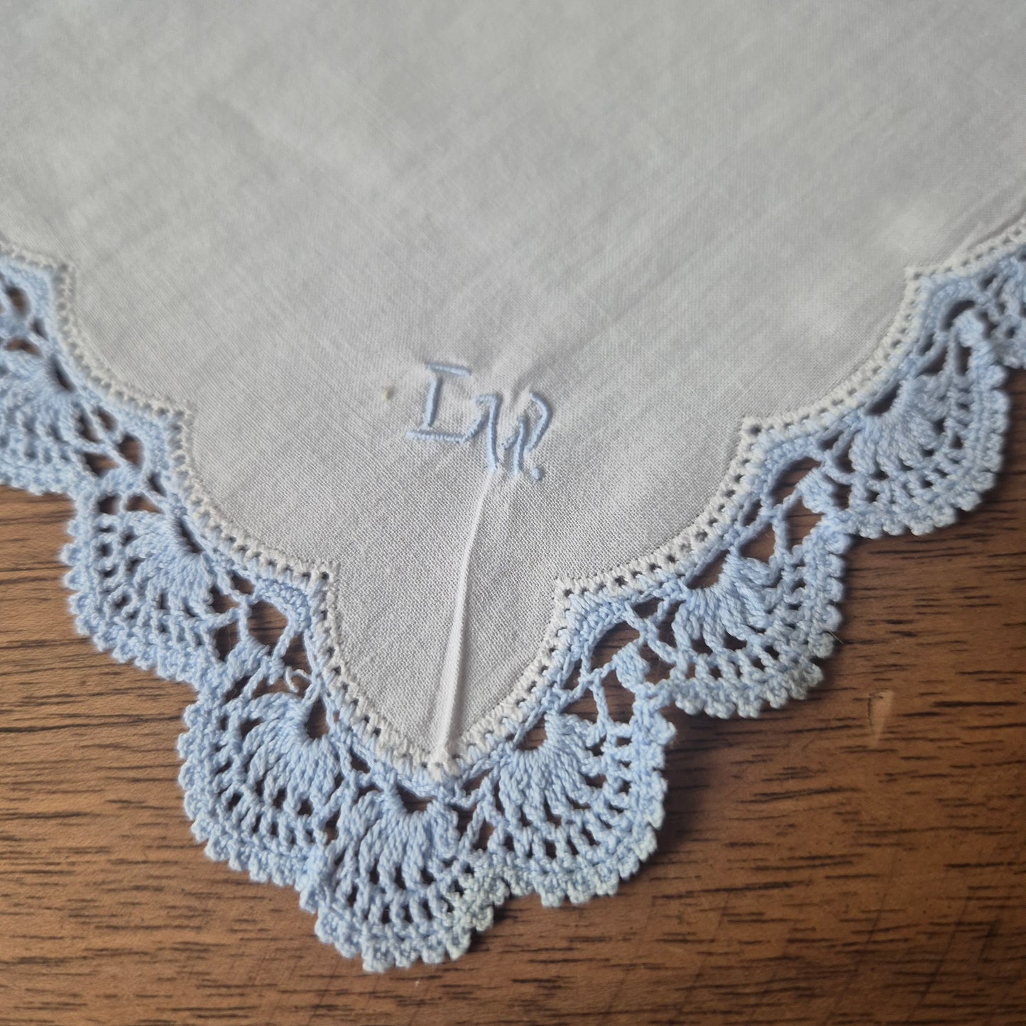 Vintage Stofftaschentuch weiß hellblau bestickt mit Rose & Monogramm L.W. Baumwolle gehäkelt/geklöppelt 28x27cm