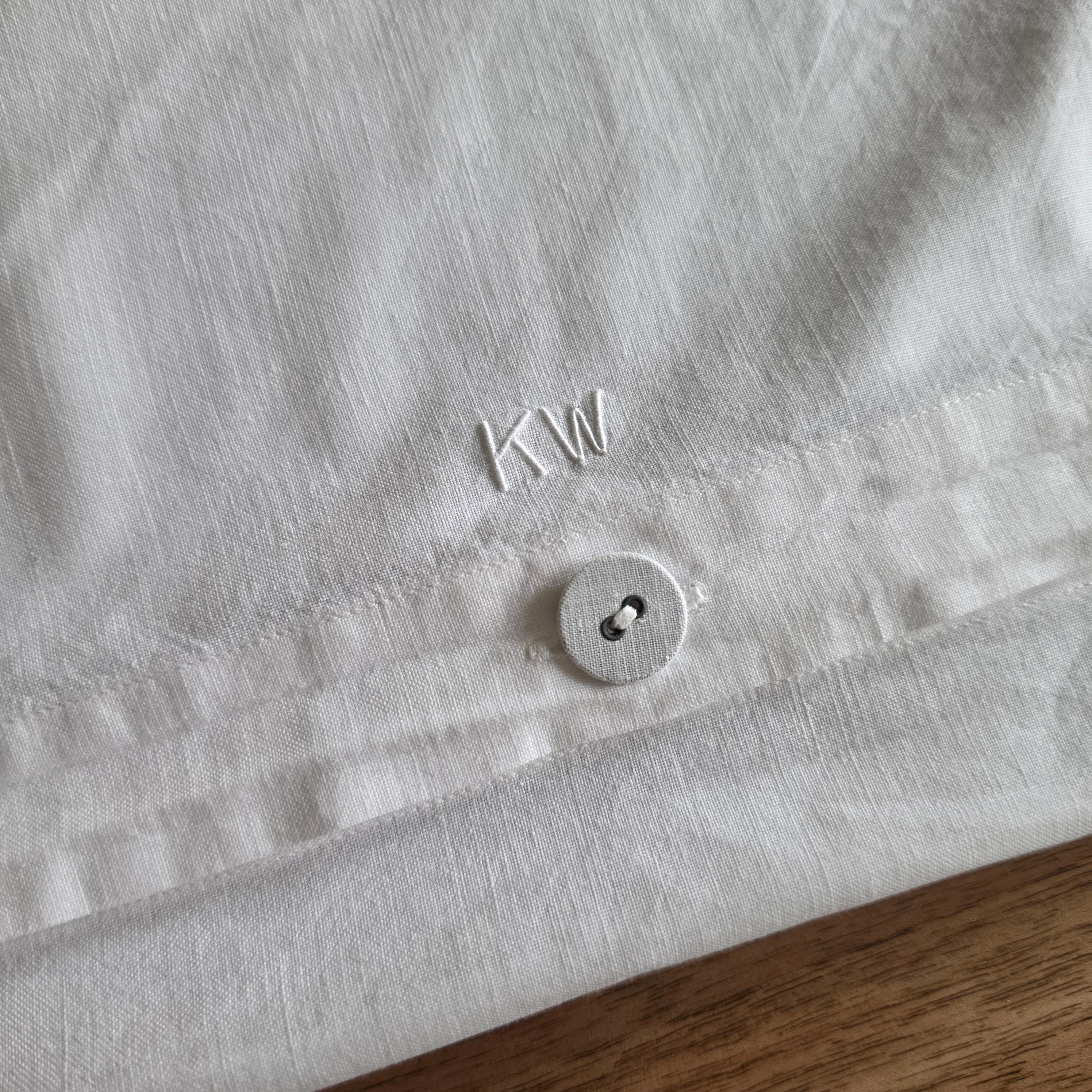 Klassischer Vintage Kissenbezug aus Leinen / Baumwolle mit Monogramm „KW“ & Stoffknöpfen - 80x75cm