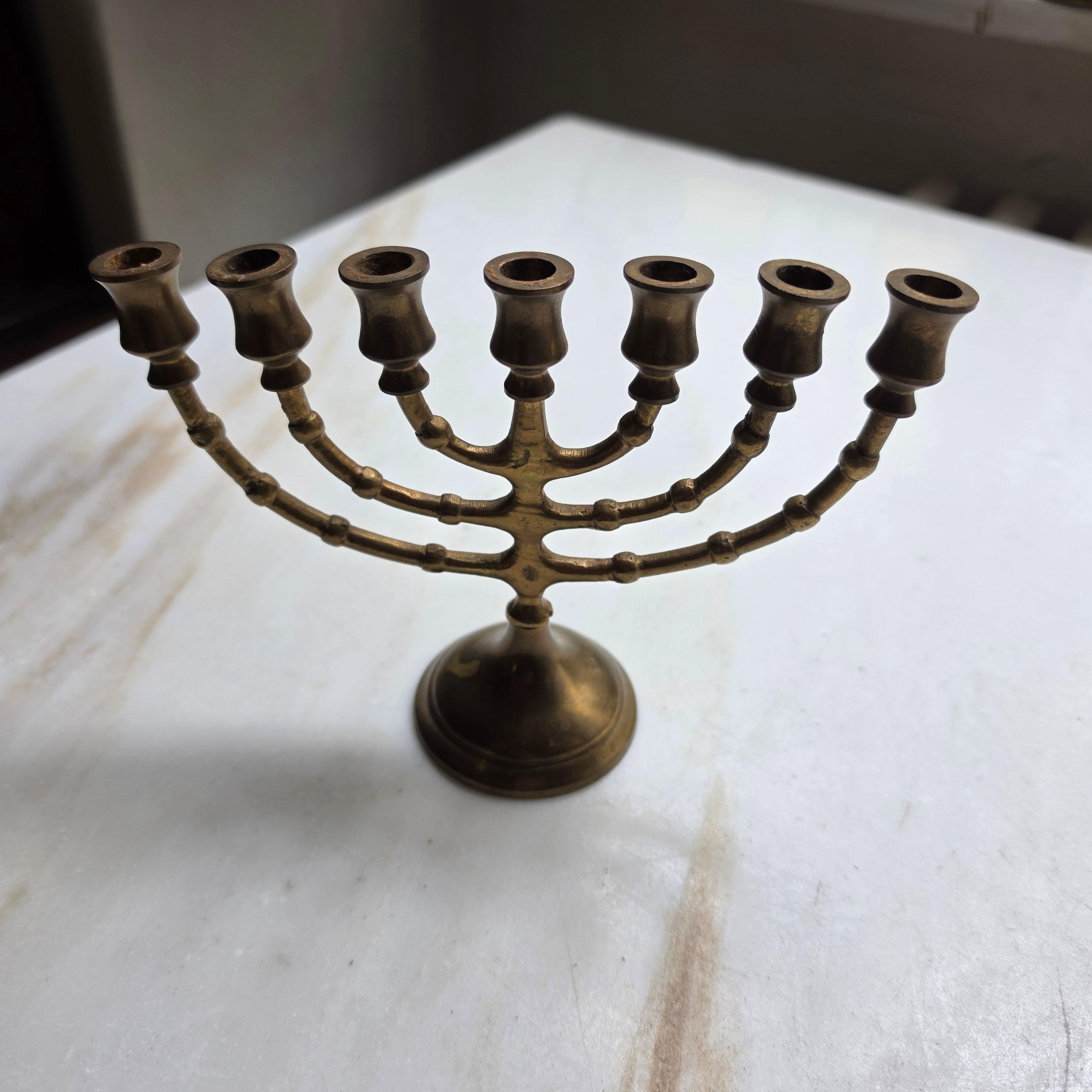 Antiker 7-armiger Kerzenleuchter aus Messing – Klassische Menora-Form
