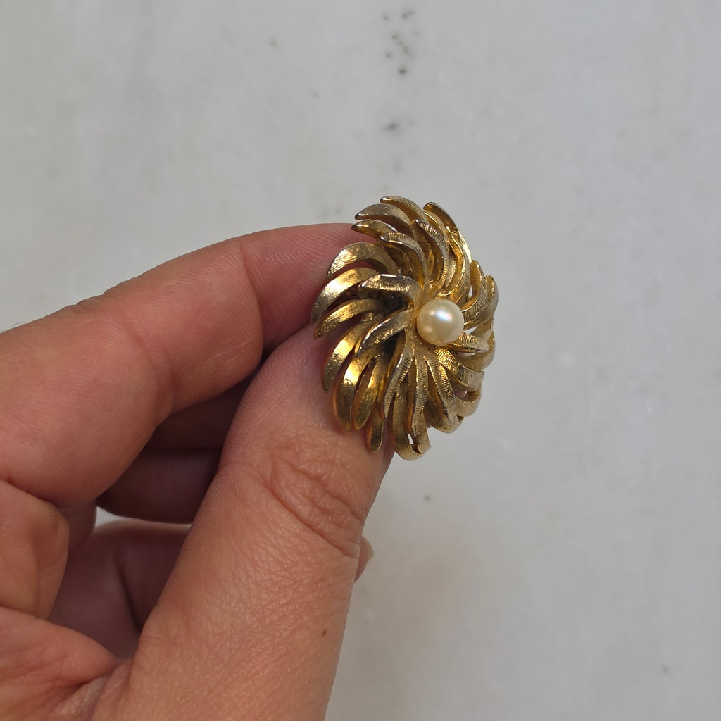 Vintage-Eleganz: Goldene Perlen-Brosche im Wirbel-Design 60er Jahre