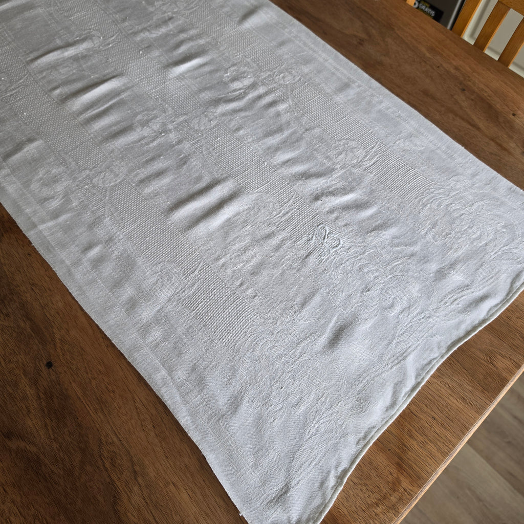 Antiker Damast-Tischläufer mit handgesticktem Monogramm – Vintage-Eleganz - 47x103cm