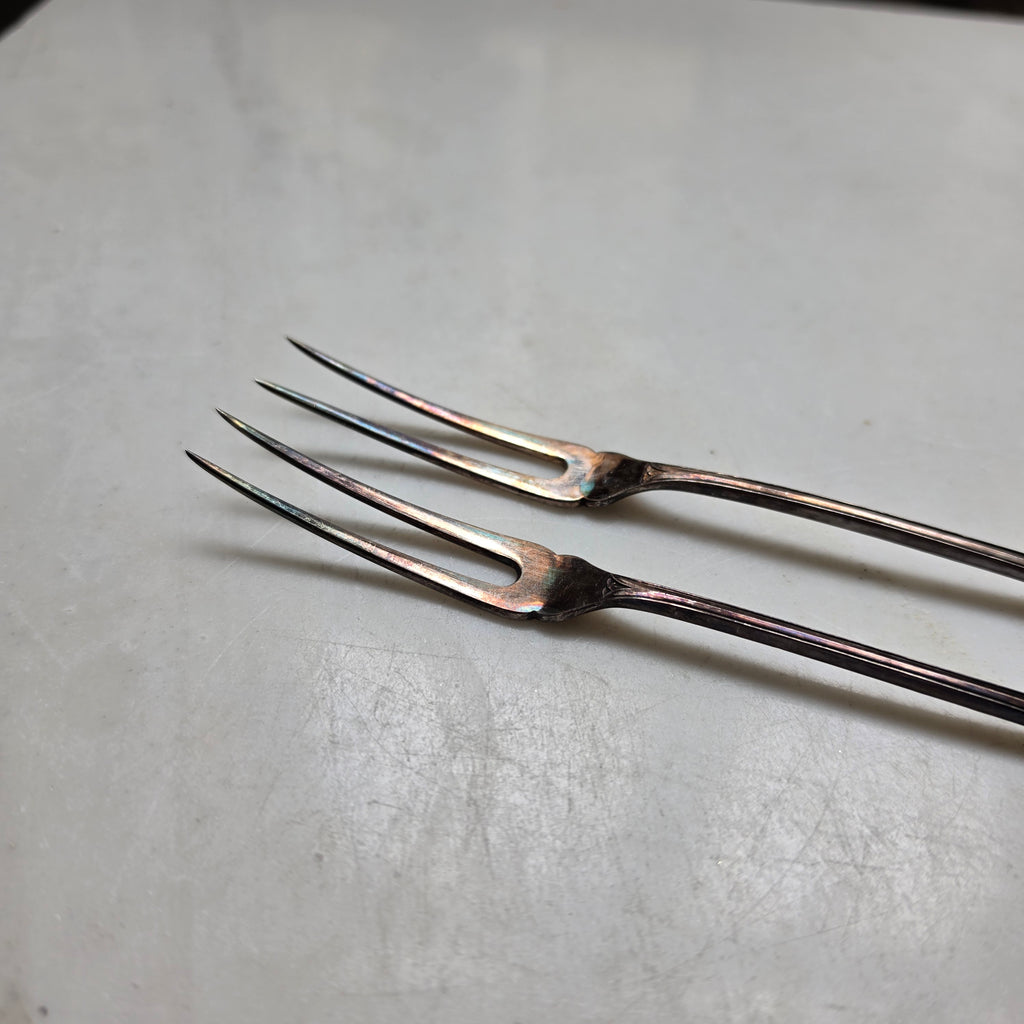 Antikes 2er-Set Aufschnittgabeln - Zitronengabeln – Versilbert mit feiner Patina