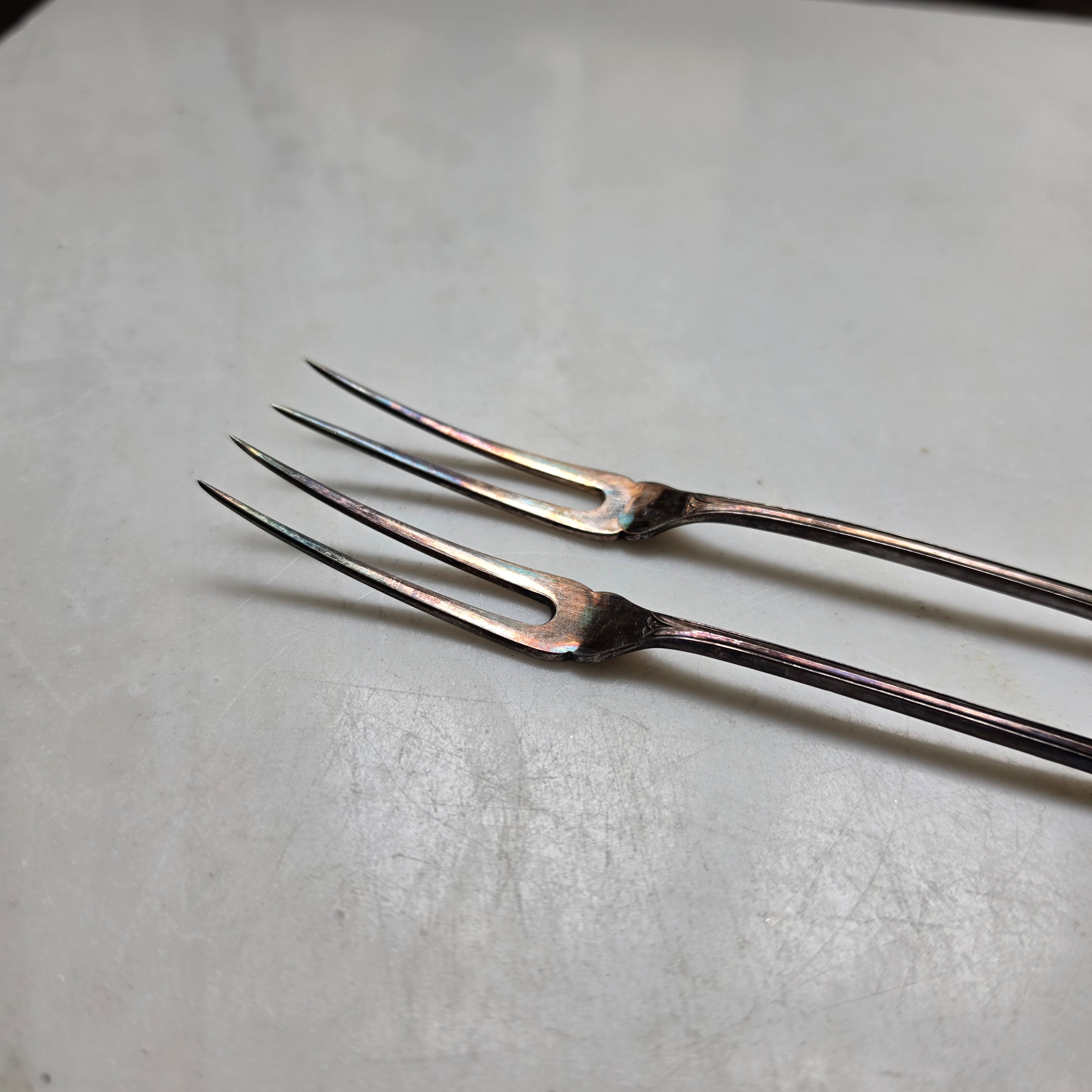 Antikes 2er-Set Aufschnittgabeln - Zitronengabeln – Versilbert mit feiner Patina