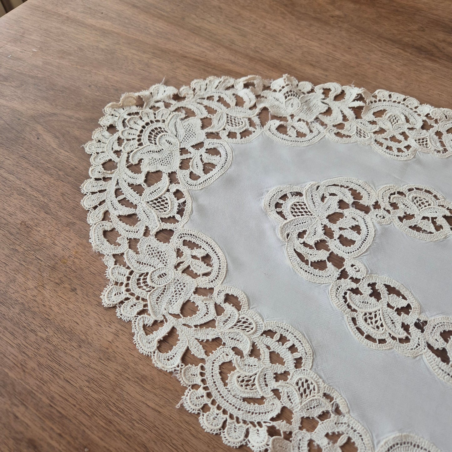 Antikes viktorianisches Zierdeckchen creme gehäkelt geklöppelt 42x80cm oval