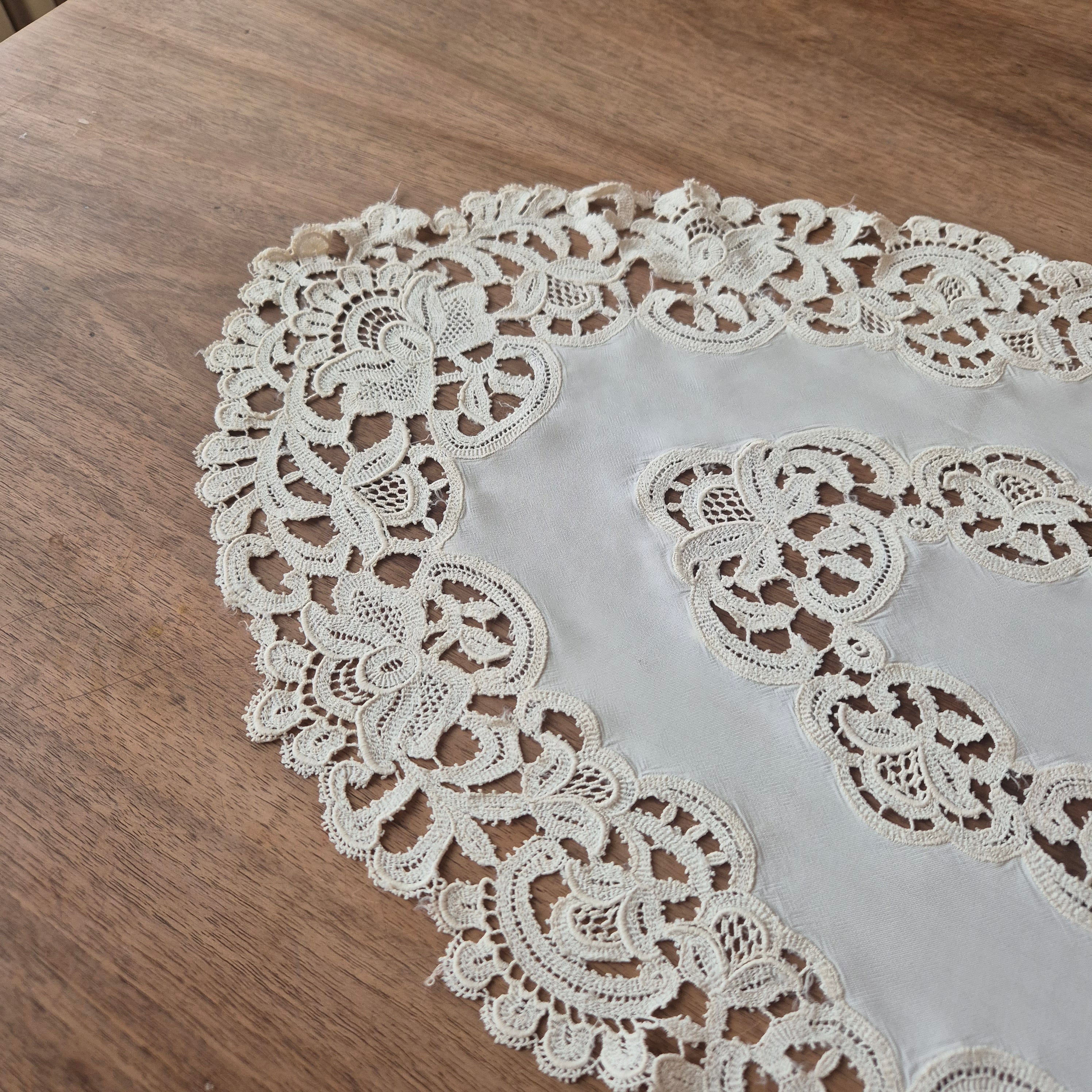 Antikes viktorianisches Zierdeckchen creme gehäkelt geklöppelt 42x80cm oval
