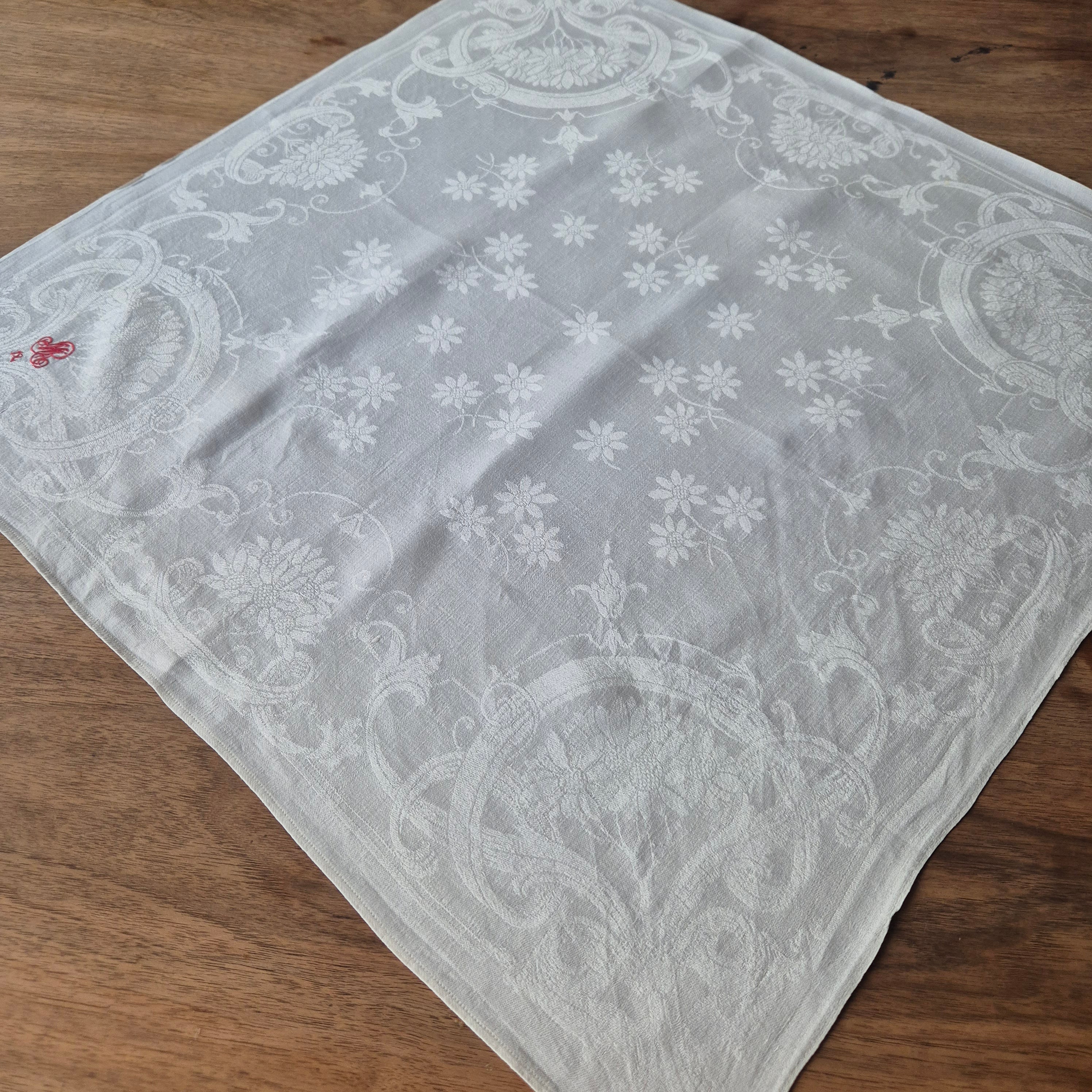 Antike Jugendstil Serviette/Mitteldecke rot bestickt weiß 62x62cm Monogramm M.R. Damast